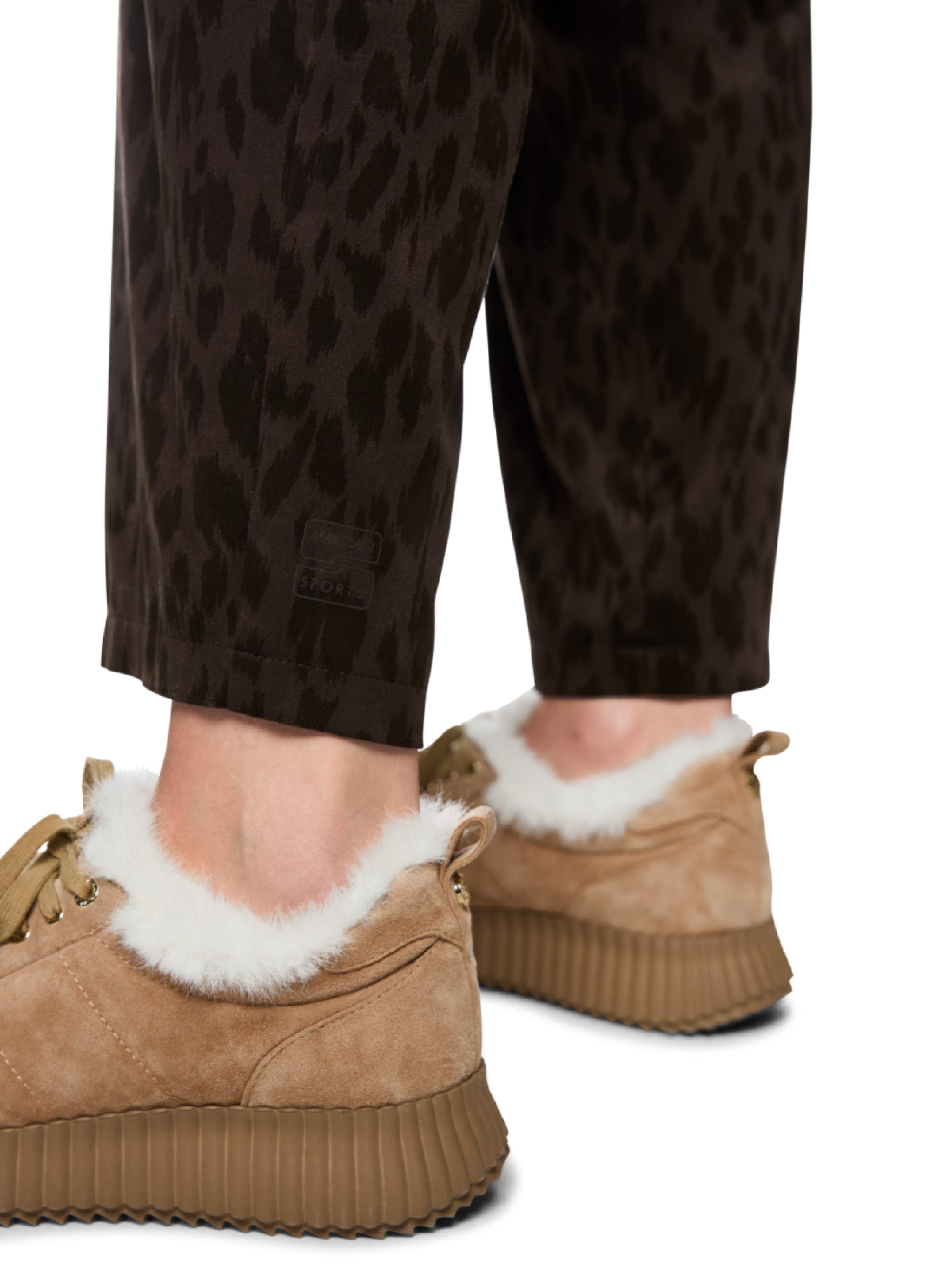 Marc Cain Schlupfhose Winter Wilds Premium Damenmode Model RANCHI im Relaxed Fit mit Leo-Print, hohe Leibhöhe – Bild 2 von 5