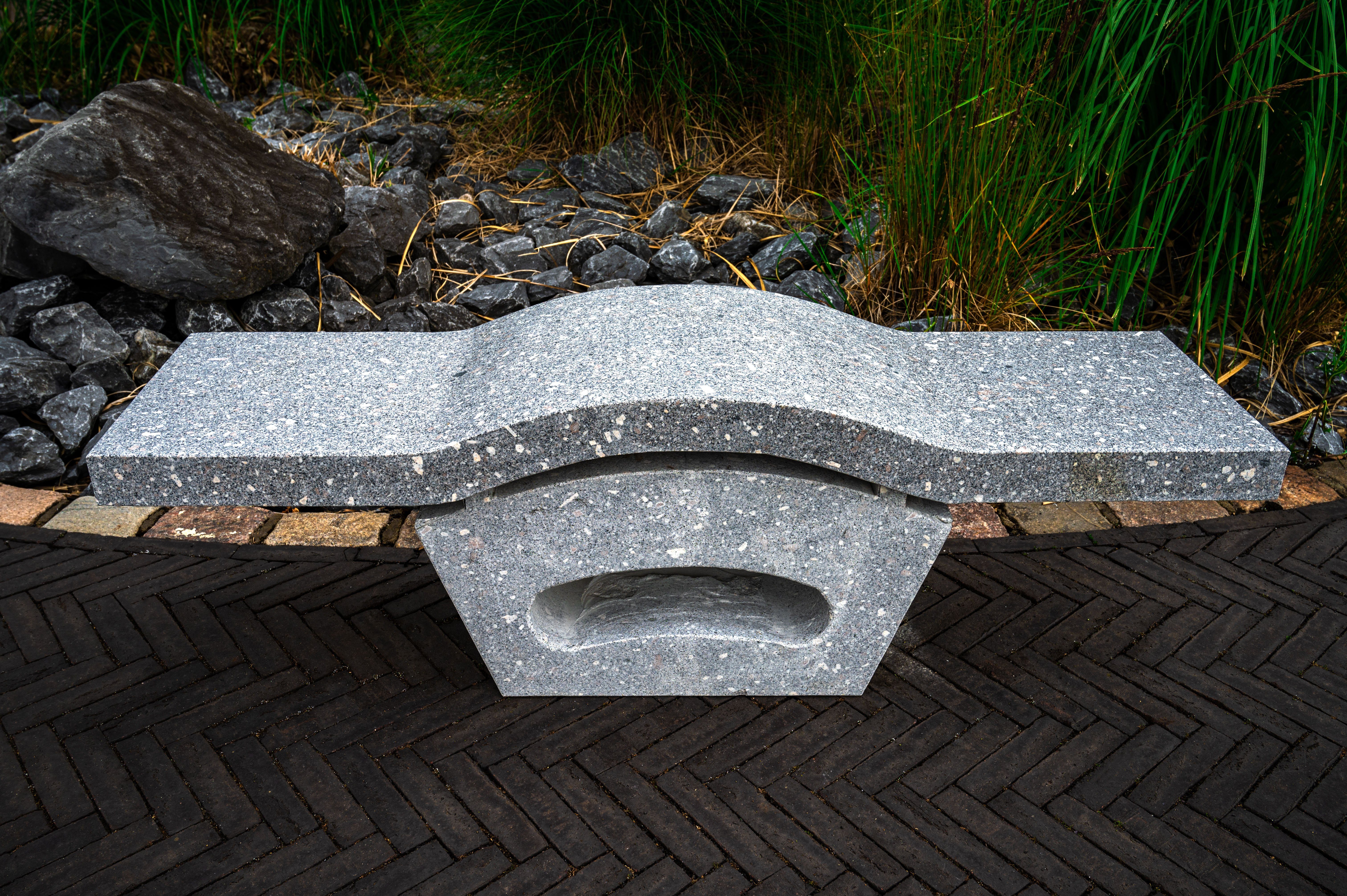 IDYL Gartenbank Granit Stein Naturstein Sitzbank Wellenform, Granitstein –  ein Naturprodukt sehr robust – witterungsbeständig gegen Frost, Regen und  UV-Strahlung.