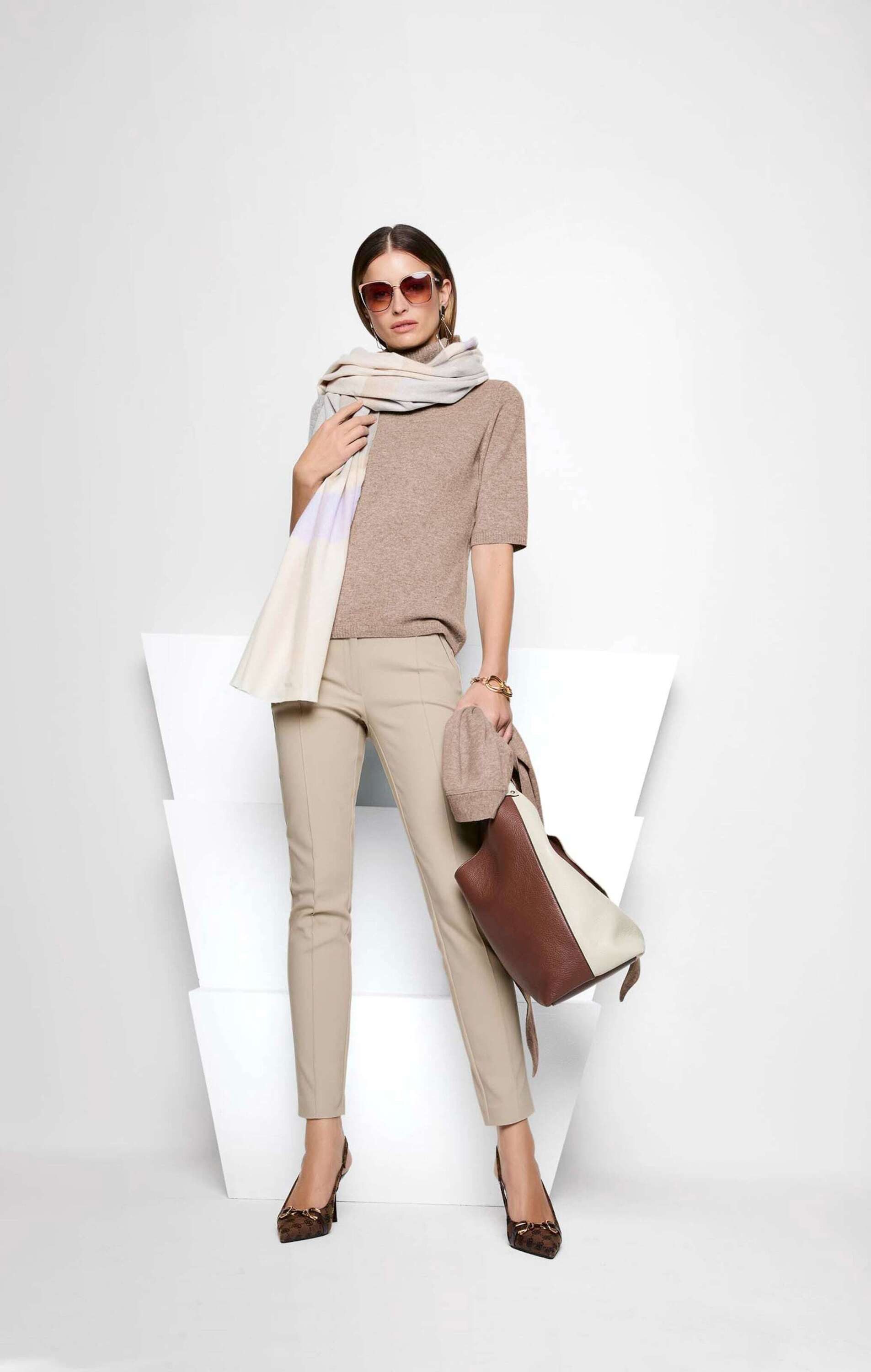 MADELEINE Strickpullover Luxuriöser Strickpullover mit Rollkragen Rollkragenkragenpullover mit Rippstrick-Details und Halbarm