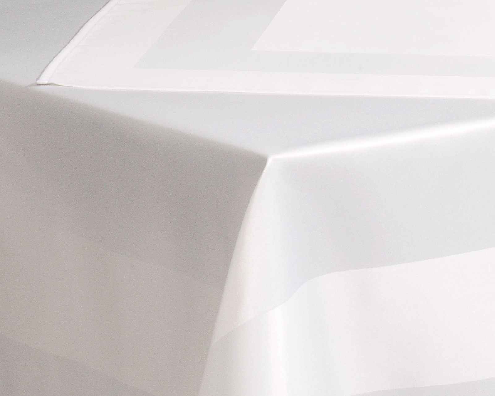 Tischdecke Serie mit Tischdecke weiß Atlaskante Haus (1-tlg) Mitteldecke Servietten elegant und Deko