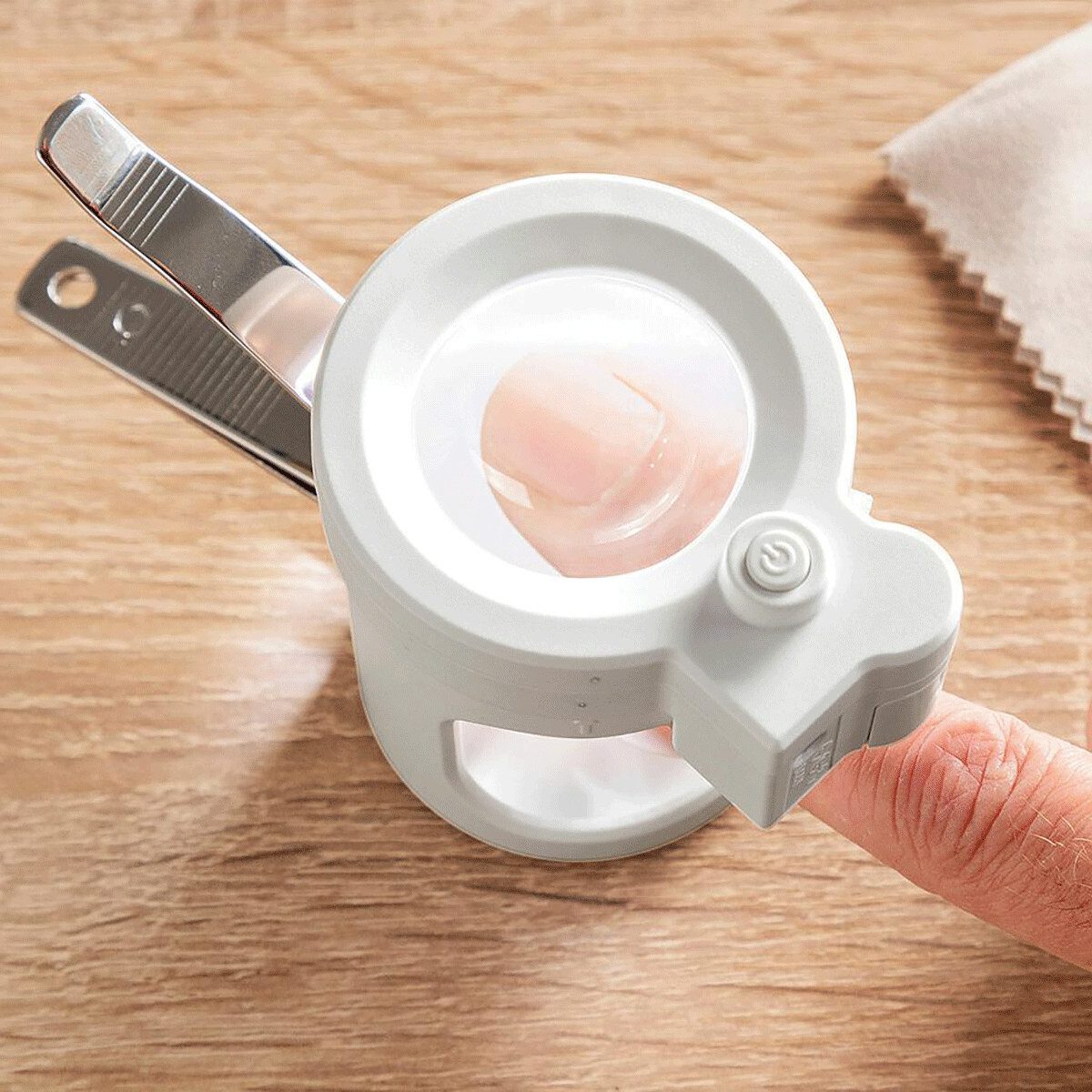 InnovaGoods Erste-Hilfe-Set InnovaGoods - Nagelknipser mit LED-Licht, 8x Lupe und integrierter