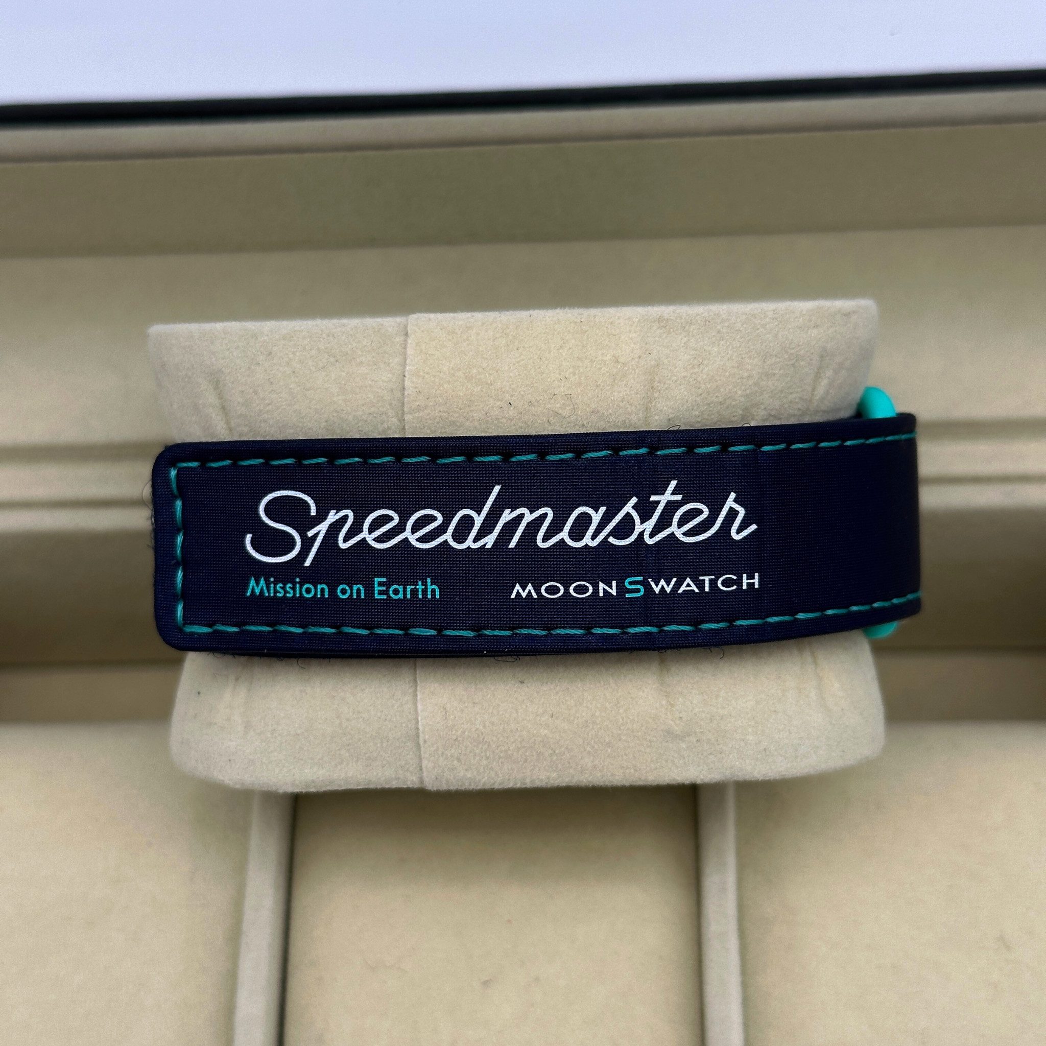 Swatch Chronograph Swatch Omega Moonswatch Mission on Earth Polar Lights SO33L103 Moonswatch Mission on Earth Polar Lights, Glitzerpunkte auf dem Zifferblatt