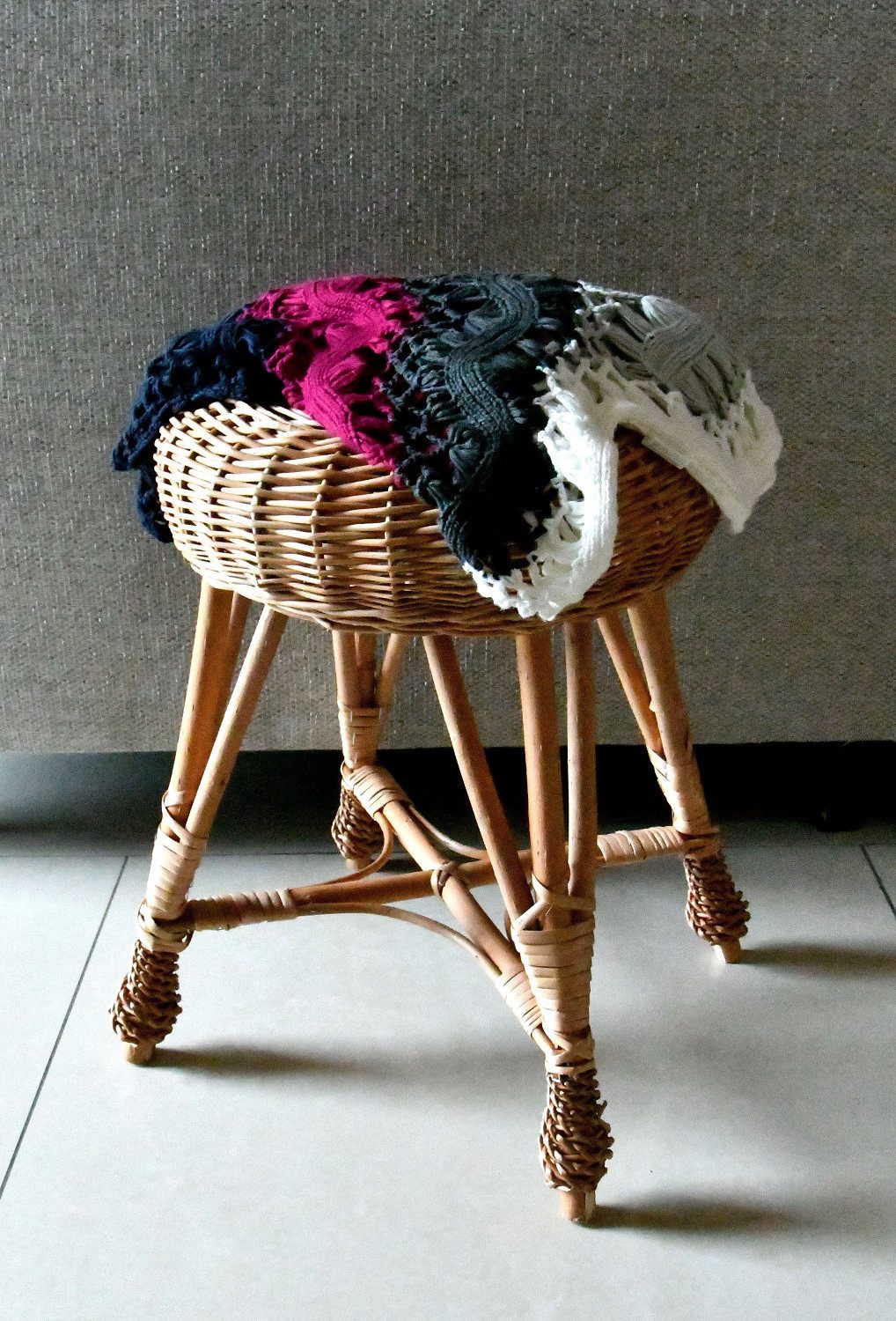 MyBer® Hocker Weidenhocker runder Hocker Holzhocker braun K7-105 (Tritthocker Sitzhocker, 1 St., Weidenhocker mit Holzgestell handgefertigt), Höhe: 43 cm, Durchmesser: 34cm, Breite unten: 30x30 cm