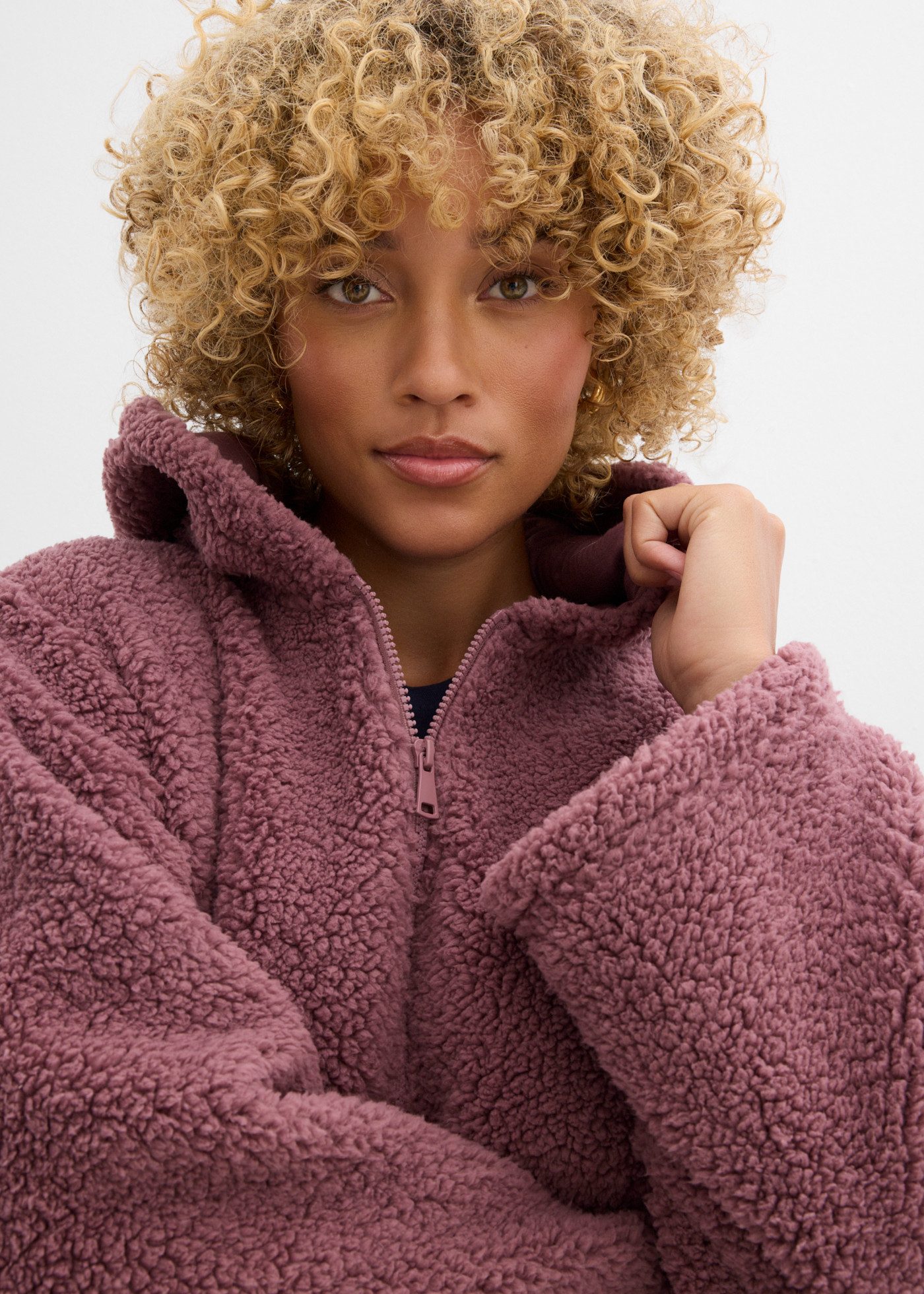 bonprix Fleecejacke aus kuscheligem Teddymaterial, mit 2-Wege-Reißverschluss, in A-Linie – Bild 3 von 5