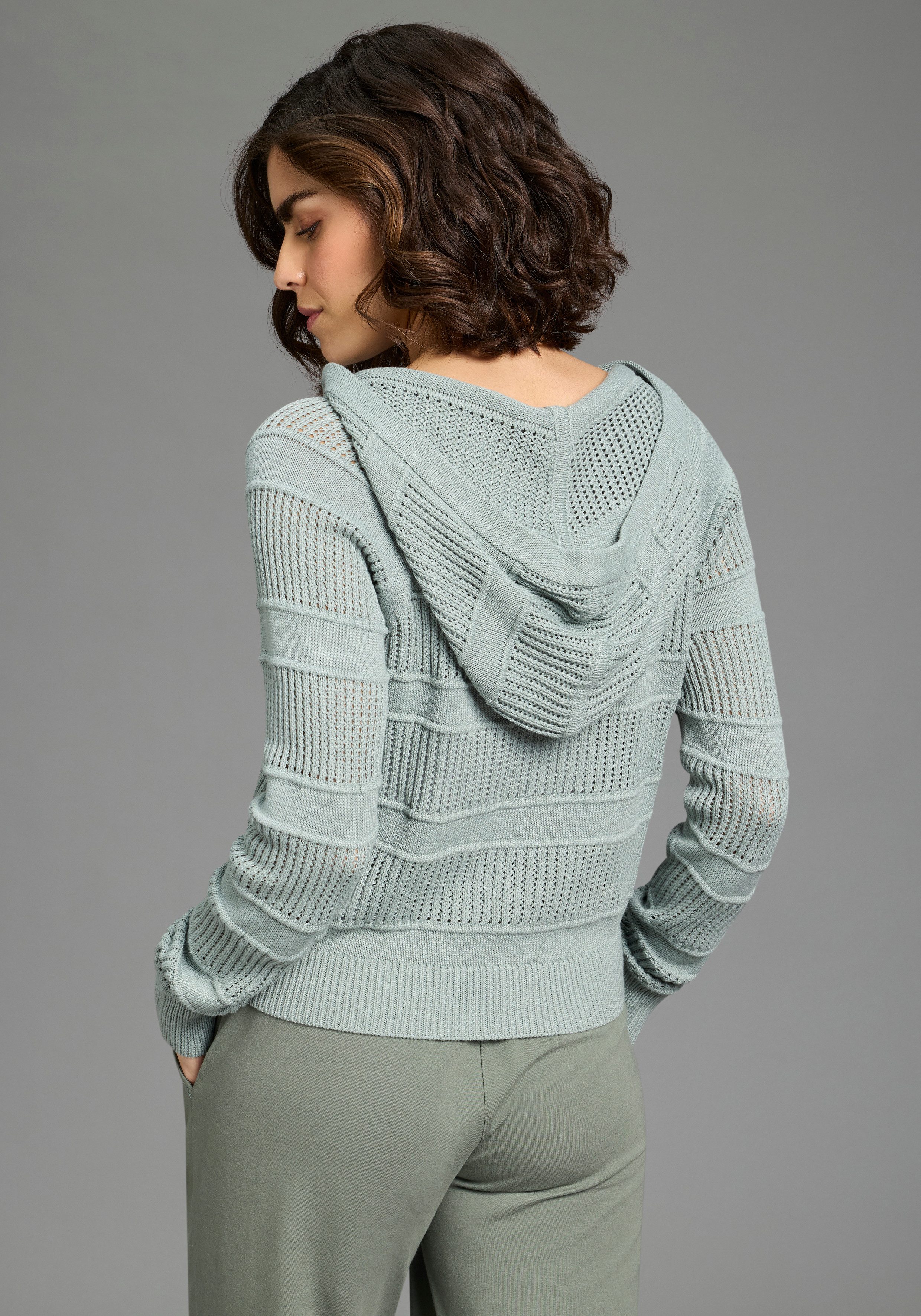 KangaROOS Ajourstrickjacke mit Kapuze, V-Ausschnitt mit Knopfleiste, aus Fe günstig online kaufen