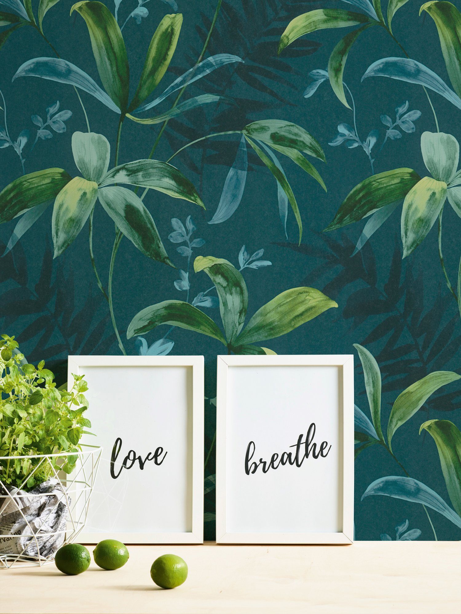 Dschungel tropisch, blau/grün Jungle glatt, Chic, floral, botanisch, Paper Architects Palmentapete Vliestapete Tapete