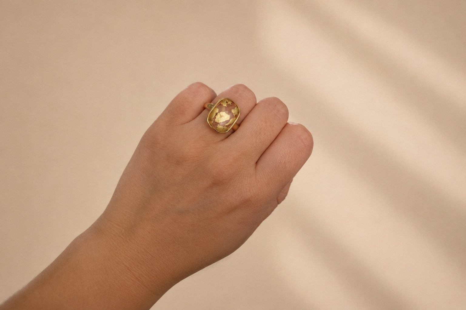 Sogni d'oro Fingerring "Goldmosaik" mit Bergkristall Blattgold Komposition, Silber 925 vergoldet