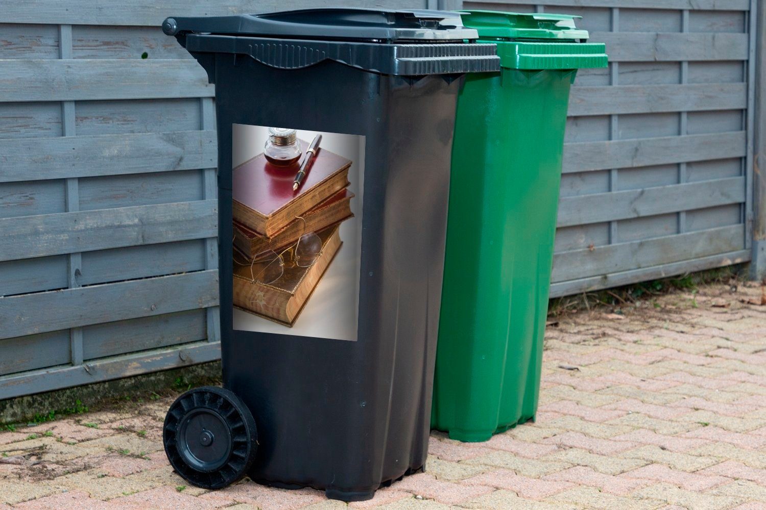 Wandsticker Container, stilles Mülltonne, Alte Mülleimer-aufkleber, Sticker, MuchoWow St), Abfalbehälter Leben Bücher (1
