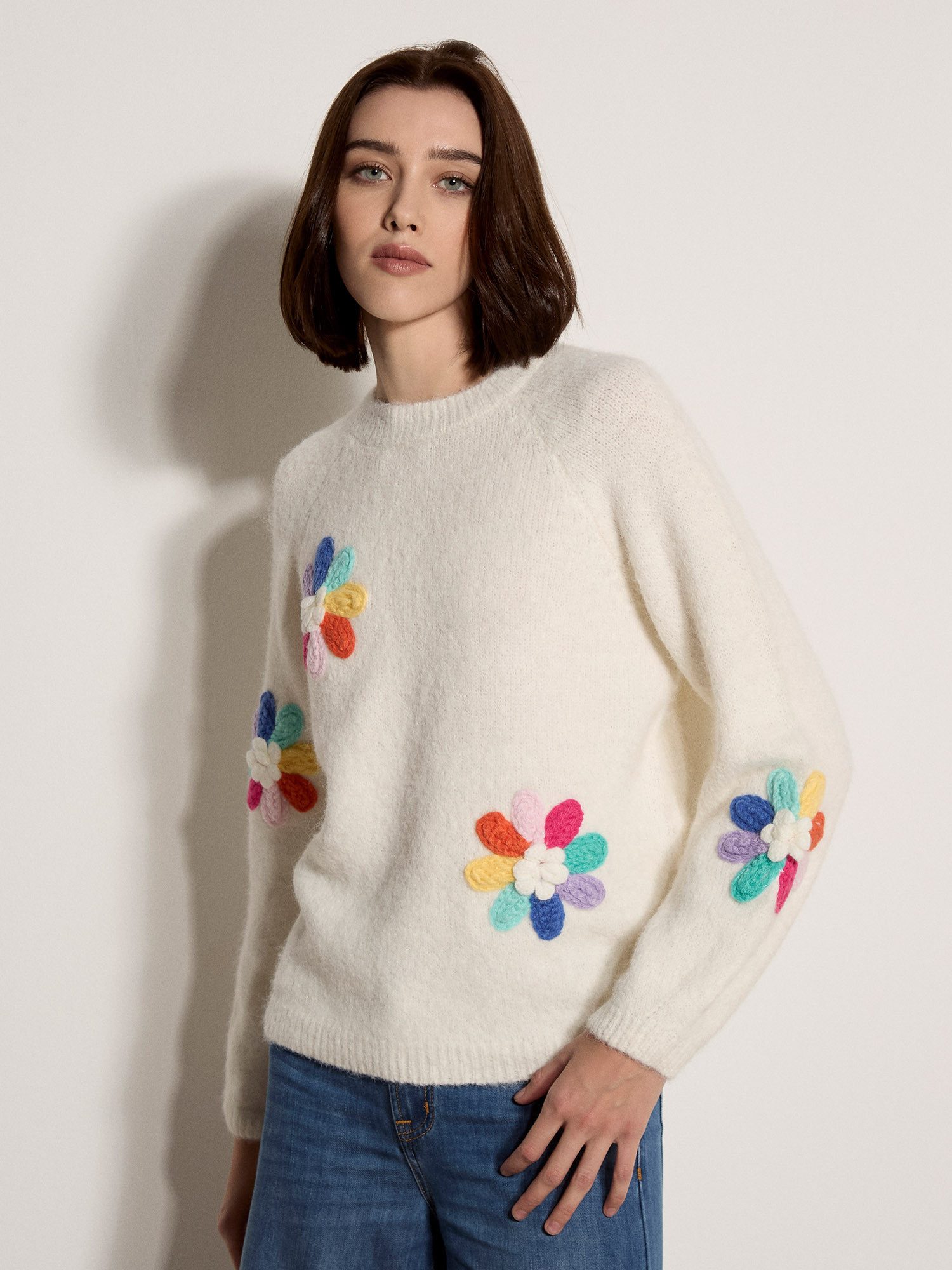 Apricot Rundhalspullover Strickpullover mit aufgenähten bunten Blumen