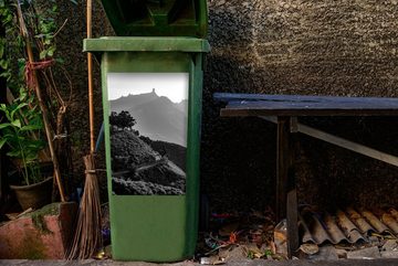 MuchoWow Wandsticker Eine Straße nach Roque Nublo auf Gran Canaria - schwarz-weiß (1 St), Mülleimer-aufkleber, Mülltonne, Sticker, Container, Abfalbehälter