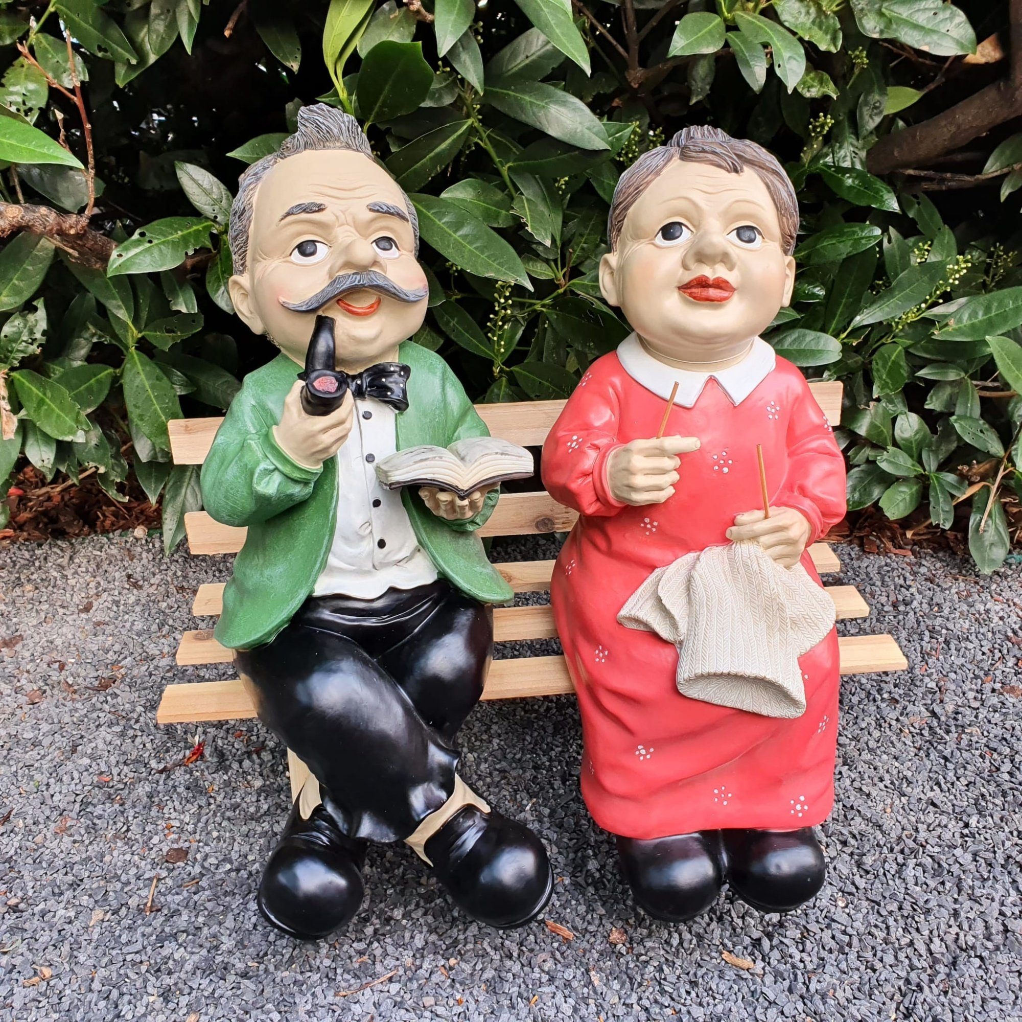 Aspinaworld Gartenfigur Oma und Opa Figur sitzen auf Einer Bank 42 cm