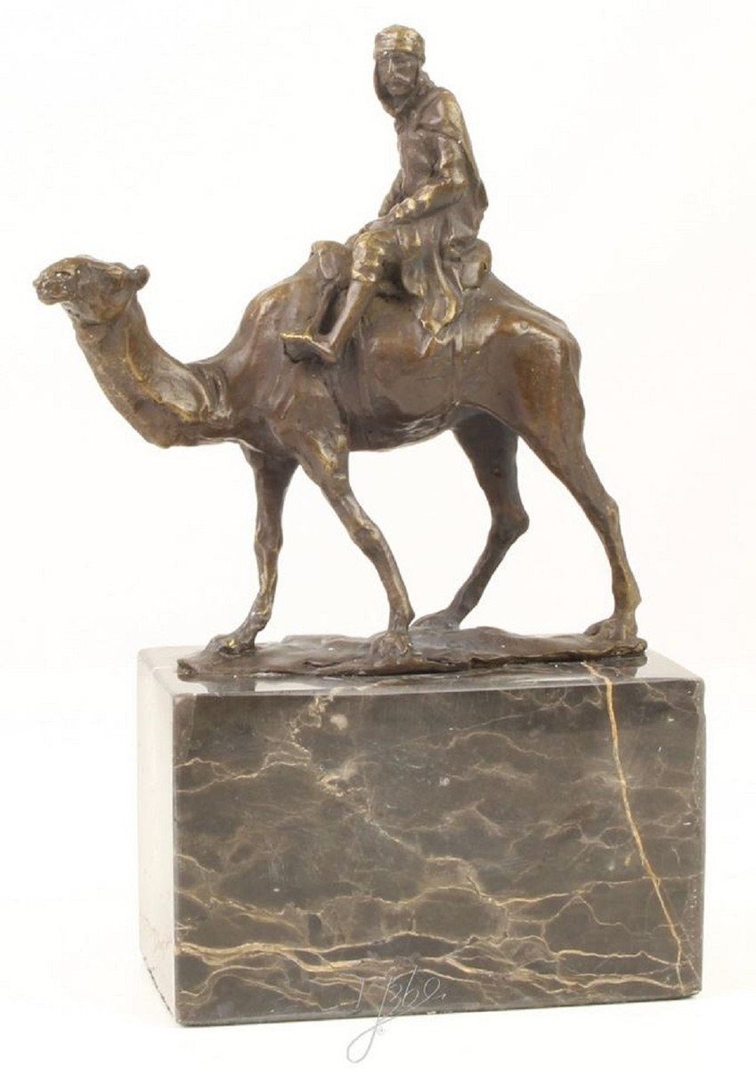 Casa Padrino Dekofigur Luxus Bronze Skulptur Kamel mit Reiter Bronze / Gold / Mehrfarbig 14 x H. 21,5 cm - Deko Bronzefigur mit Kunststeinsockel