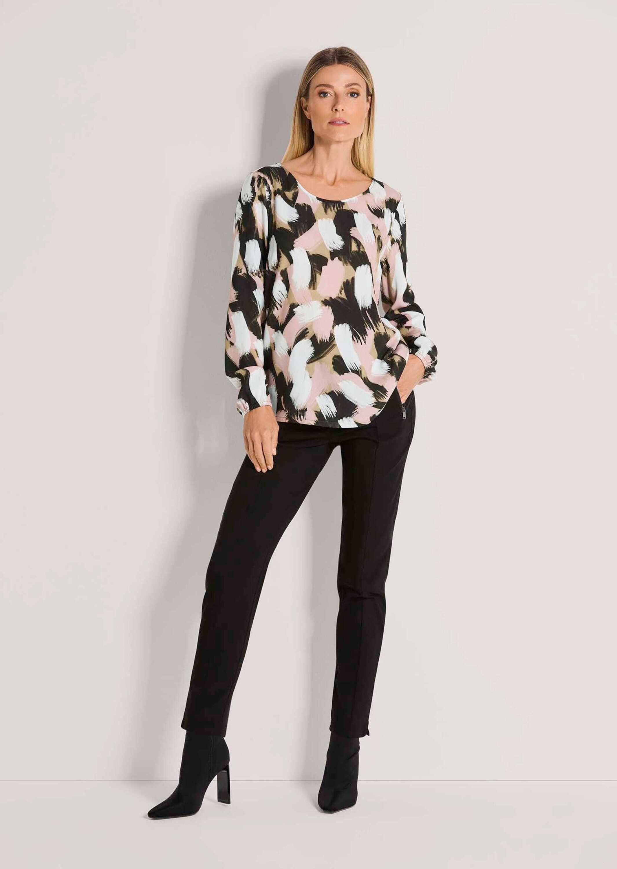 MADELEINE Schlupfbluse Viskosebluse mit Unikat-Print Fließende Freizeitbluse mit Rundhals, Gummibündchen und Langarm