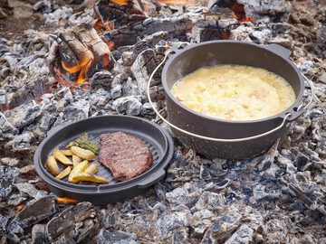 ECHTWERK Schmortopf Dutch Oven, Gusseisen (1-tlg), Feuertopf, Gusseisen BBQ Kochtopf, bereits eingebrannt, 4,9 Liter