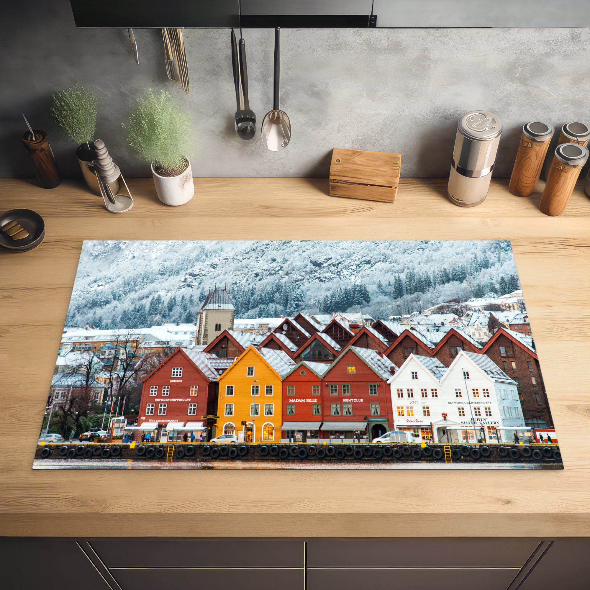 MuchoWow Herdblende-/Abdeckplatte von Ceranfeldabdeckung, 83x51 Vinyl, küche Bryggen für Arbeitsplatte (1 Winteransicht in Norwegen, cm, tlg)