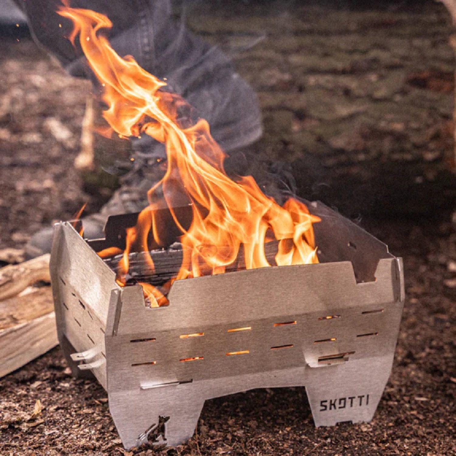 SKOTTI Gasgrill Skotti Grill Mini Holzkohlegrill Campinggrill faltbar mit Tasche