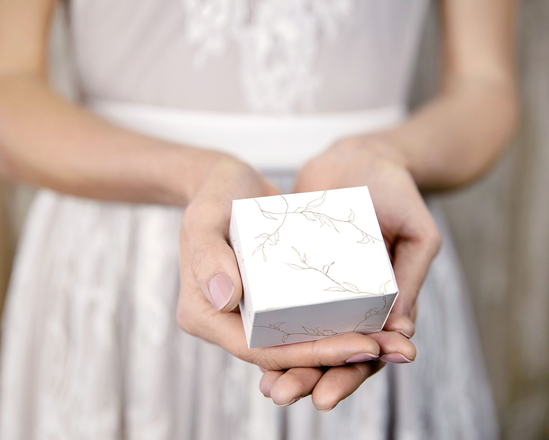 partydeco Geschenkbox, Geschenkbox mit Blattmuster für Gastgeschenke 6cm Weiß / Gold 10er Set