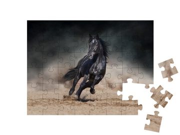 puzzleYOU Puzzle Schwarzer Hengst galoppiert auf Wüstenstaub, 48 Puzzleteile, puzzleYOU-Kollektionen Pferde, Friesenpferde