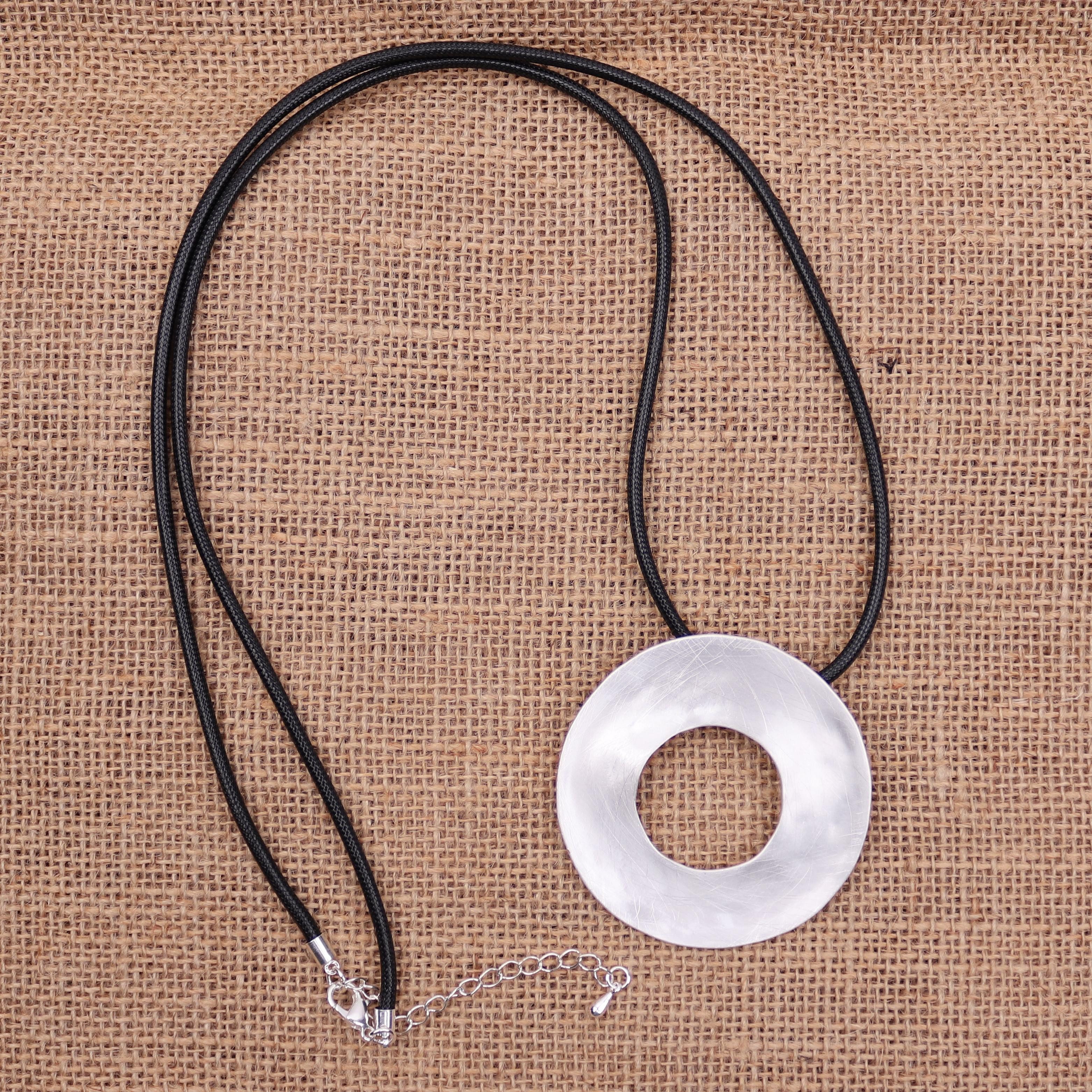 MIRROSI Lange Kette Damen Halskette mit elegantem Anhänger aus Metall ca.90cm lang (perfekt für Pullover, Bluse, Shirt) – Bild 3 von 3