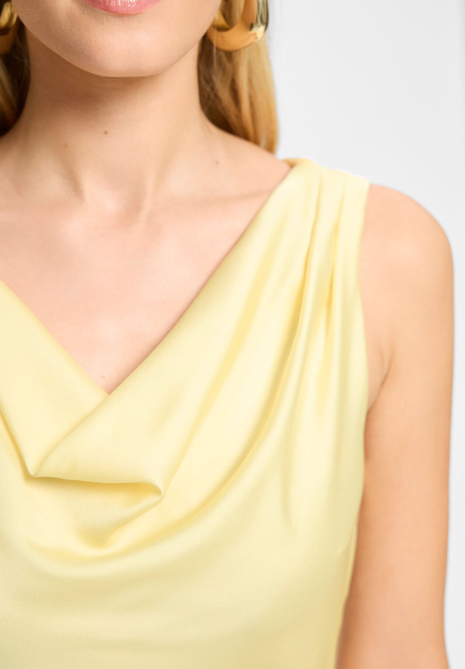 SWING Abendkleid - Abendkleid aus Satin mit Wasserfall Ausschnitt Figurbetonte Passform – Bild 4 von 5