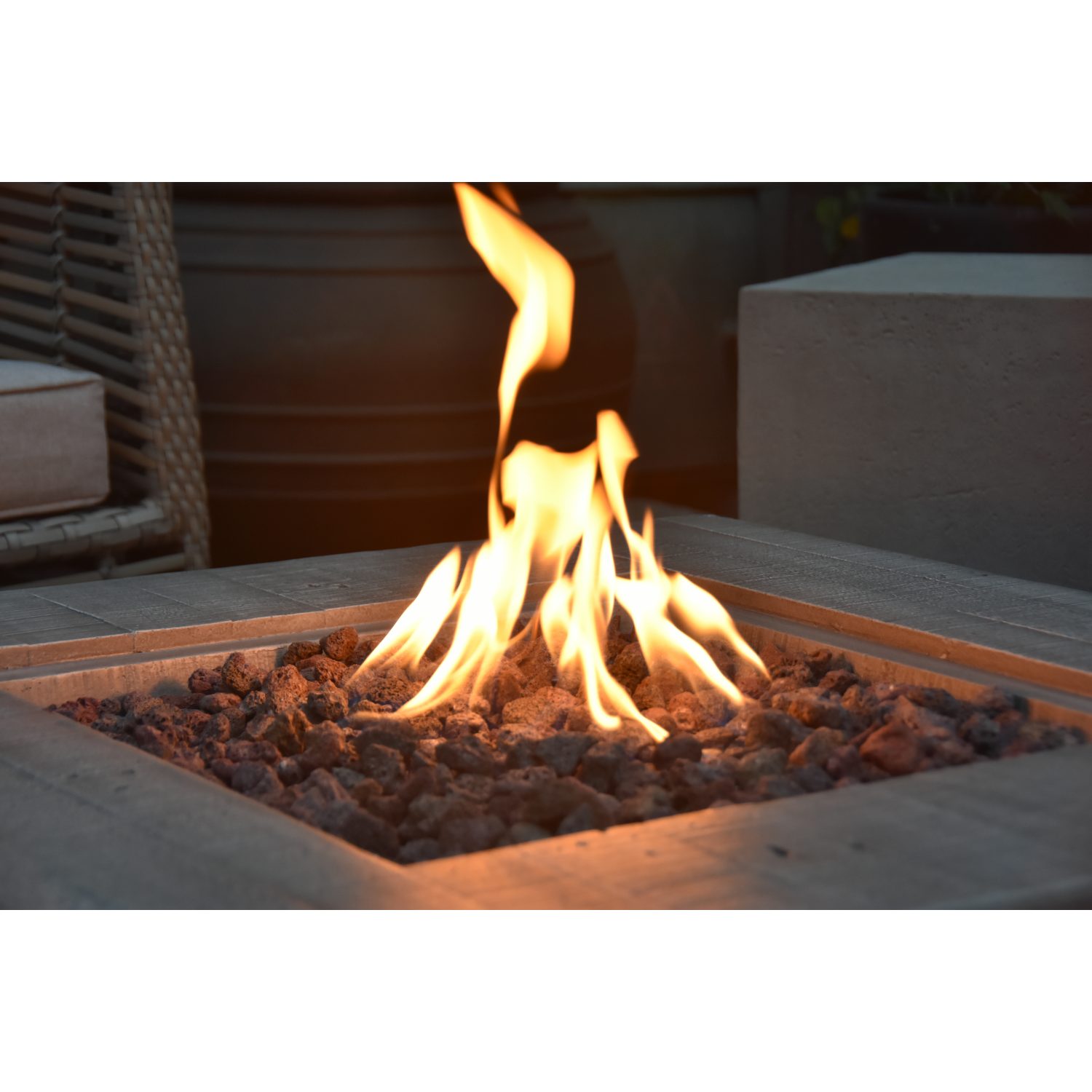 ELEMENTI Feuerstelle Gas in Holz- und Baumstammoptik, Anschluss an eine externe Gasflasche
