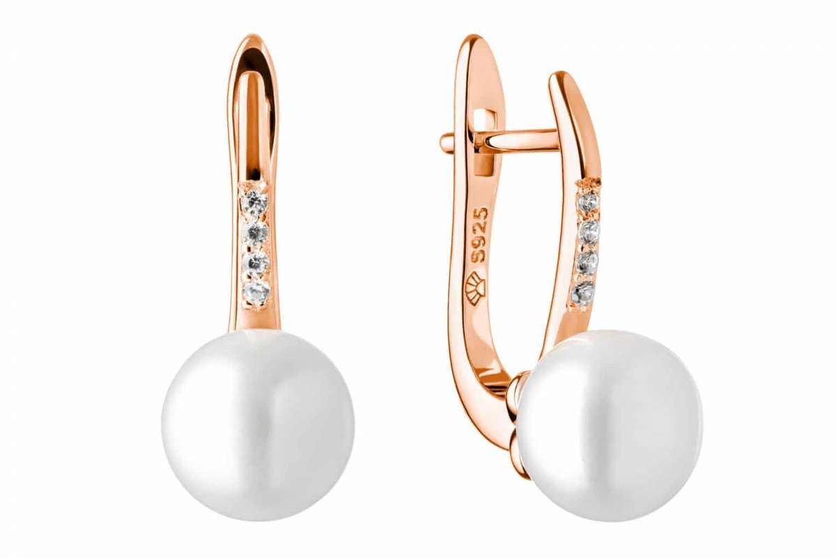 Gaura Pearls Perlenohrringe Elegant weiß rund 8-8.5 mm, Englischer Verschluss, 14K Roségold plattiert (1 Mik) 925er Silber