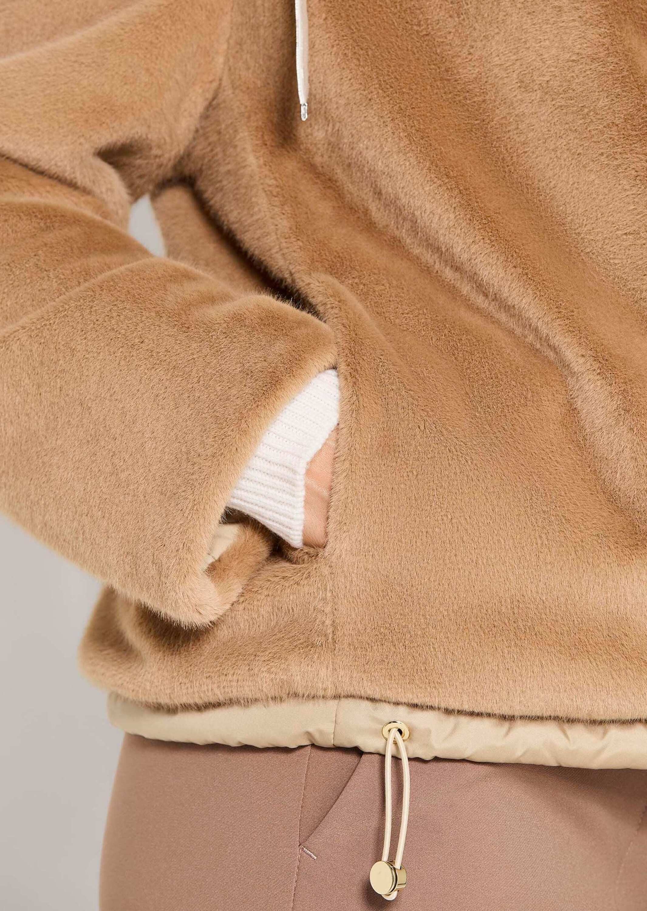 MADELEINE Outdoorjacke Webpelz-Mantel mit doppeltem Look Flauschig und glänzend, mit Kapuze und langen Ärmeln – Bild 4 von 5
