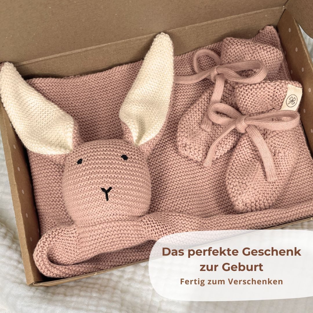 DIKOS Kuscheltuch SCHMUSE-Hase mit Söckchen 100% Bio-Baumwolle PREMIUM Geschenkset, (Strick-Set, Schnuffeltuch mit süßem Hasen - perfekt als erster Kuschelfreund), Geschenk zur Geburt, Babygeschenk, Erstausstattung Neugeborene