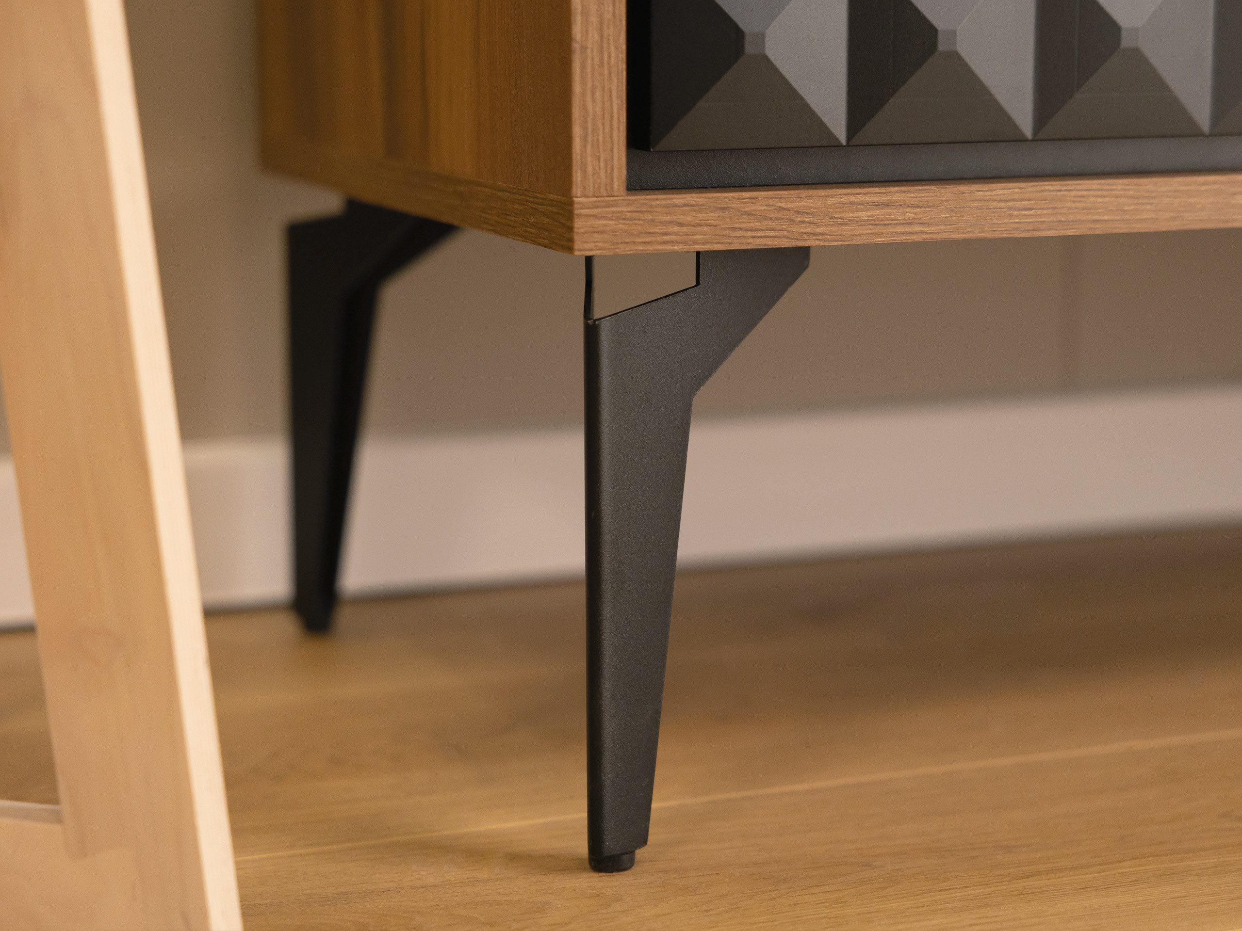 MIRJAN24 Vitrine Ella 102 (mit vier Drehtüren) Gehärtetes Glas, Schwarze Metallfüße