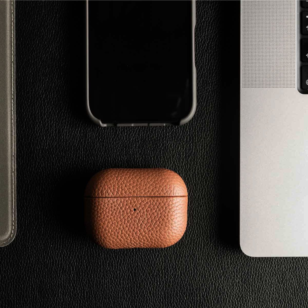 Accezz Kopfhörer-Schutzhülle Accezz Echtleder Case Apple AirPods 5 / 4 - Cognac – Bild 3 von 5