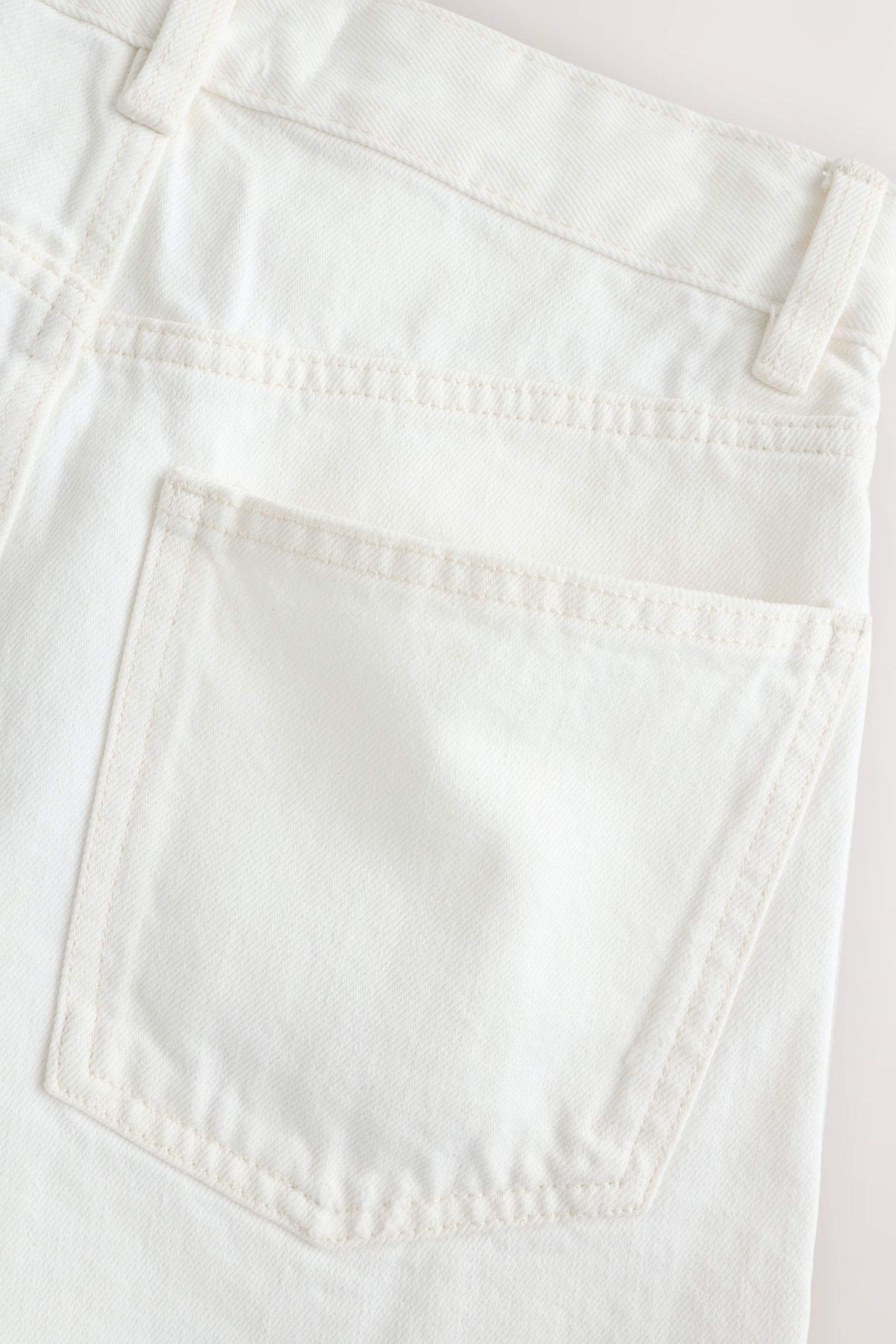 Next Jeansshorts Festival Denimshorts mit unvesäubertem Saum (1-tlg) – Bild 4 von 5