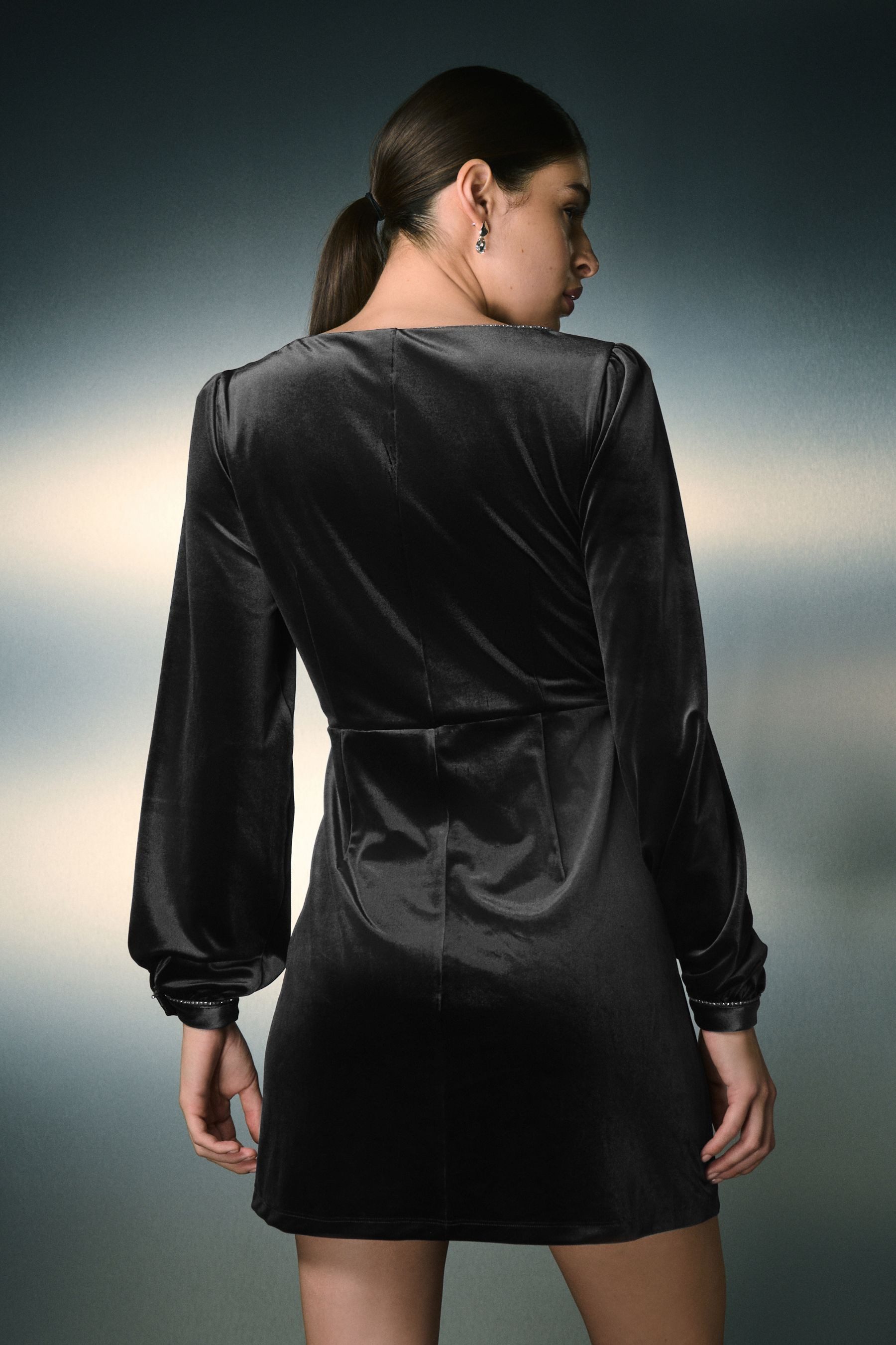 Next Minikleid Langärmeliges Minikleid mit verziertem Ausschnitt (1-tlg) günstig online kaufen