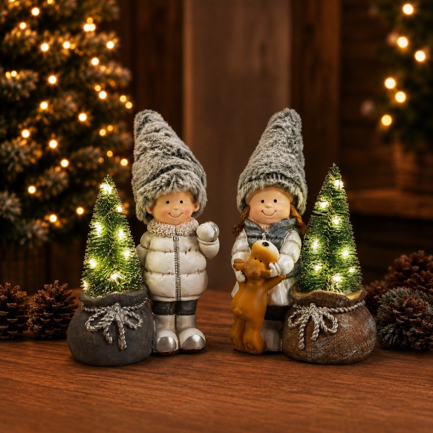 Online-Fuchs LED-Dekofigur - 2 Kinder mit Tannenbaum, LED-Lichterkette und Timer - Weihnachtsdeko (20 cm groß, 9 warmweiße LED´s je Baum), inklusive praktischer 6-Stunden Timerfunktion