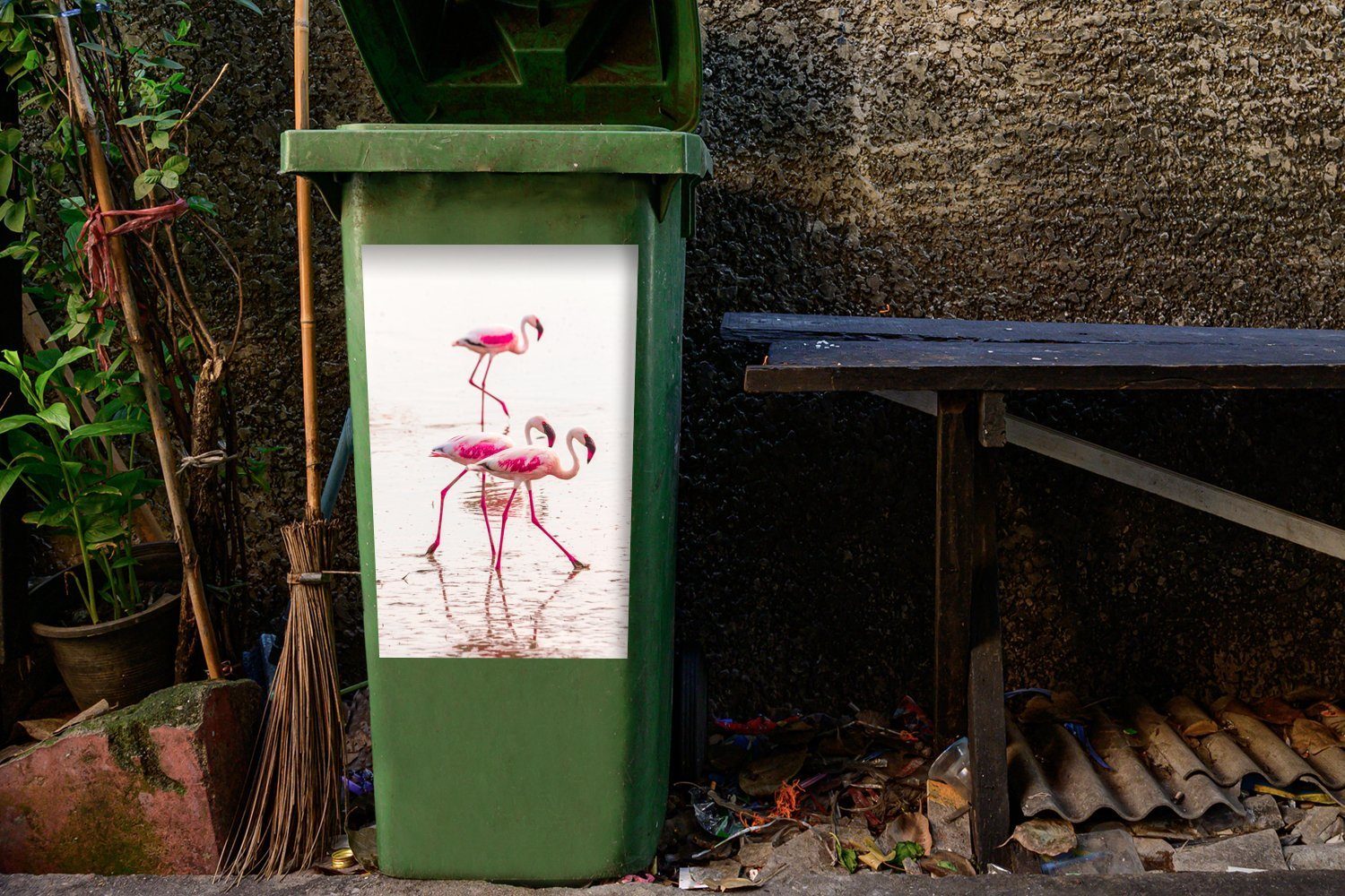 (1 Abfalbehälter Sticker, Rosa Wandsticker beim Container, St), MuchoWow Spaziergang Flamingos Mülltonne, Mülleimer-aufkleber,