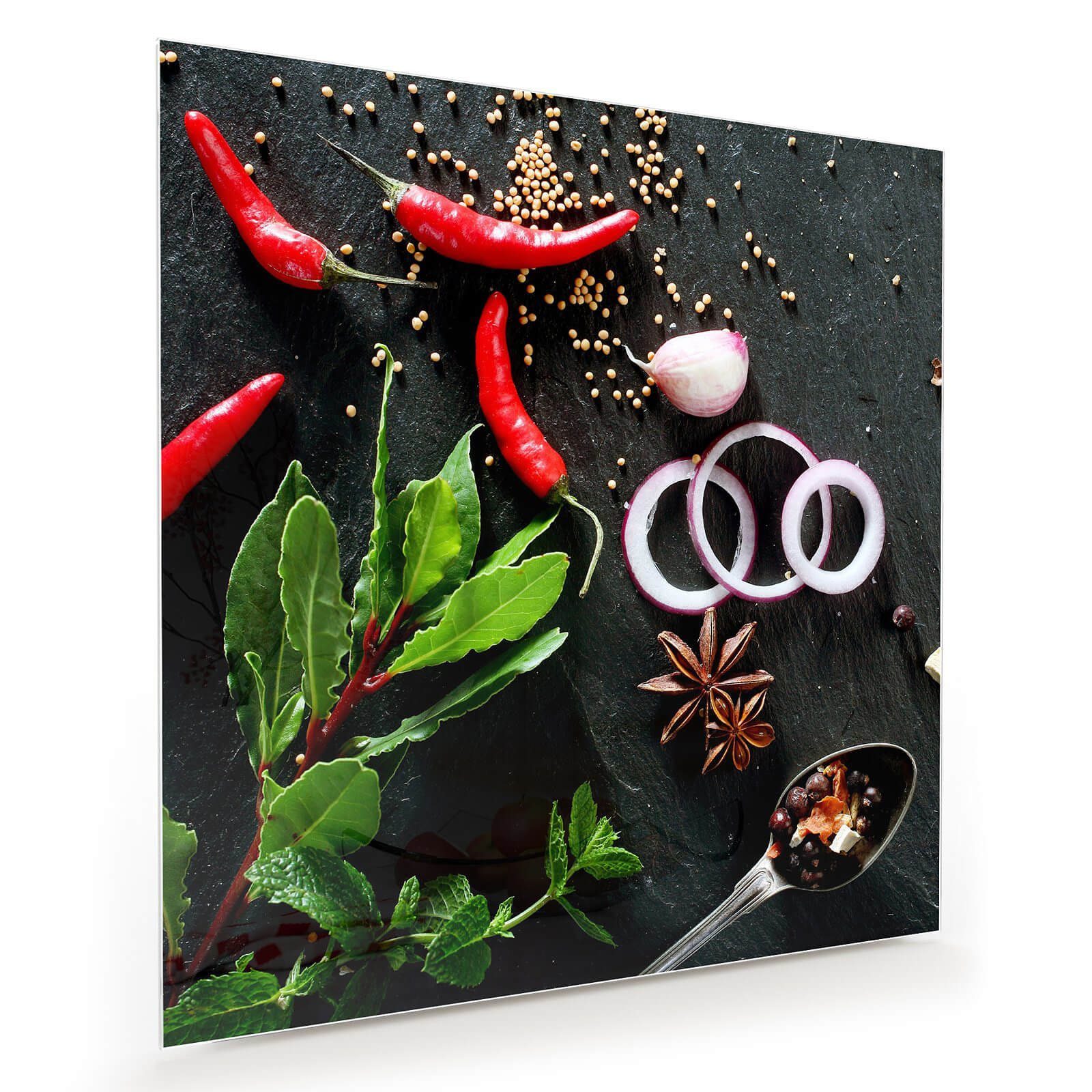 Primedeco Glasbild Wandbild Quadratisch Chili und Kräuter auf Tisch mit Aufhängung, Gewürze