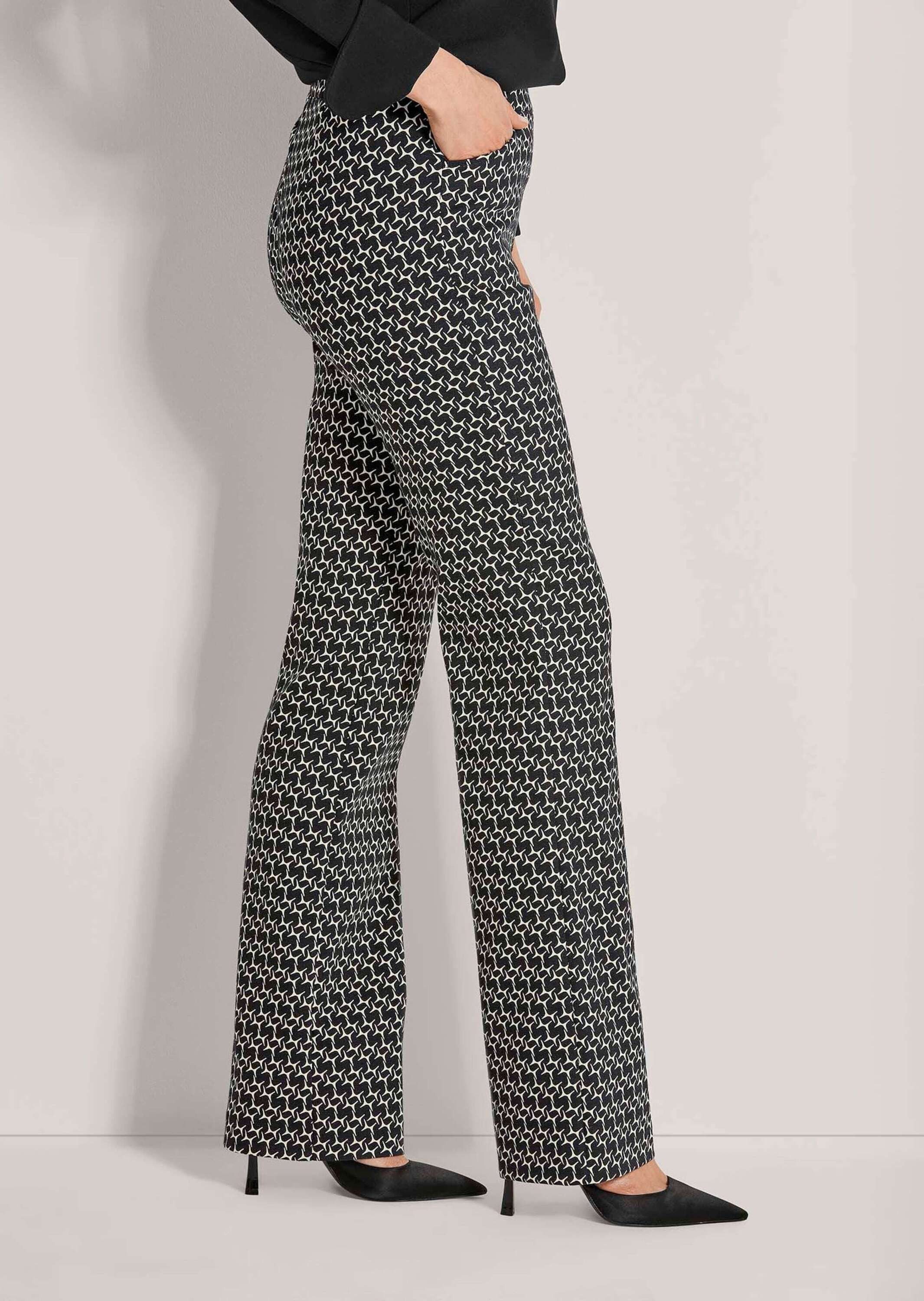 MADELEINE Schlupfhose Elastische Printhose mit grafischem Muster Jacquardhose mit Bügelfalten und Schlupfbund