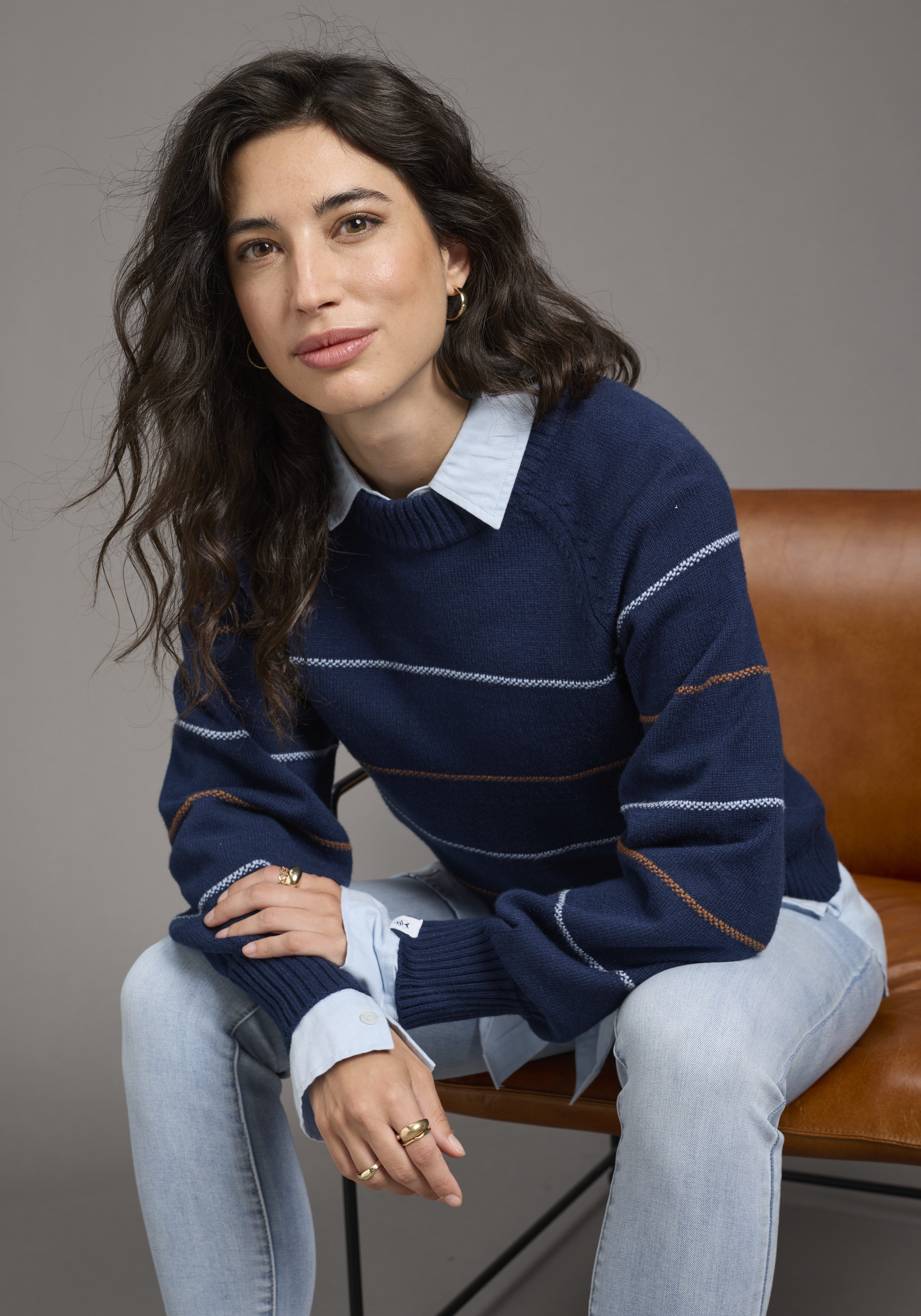 DELMAO Strickpullover mit zarten Streifen und Rundhals