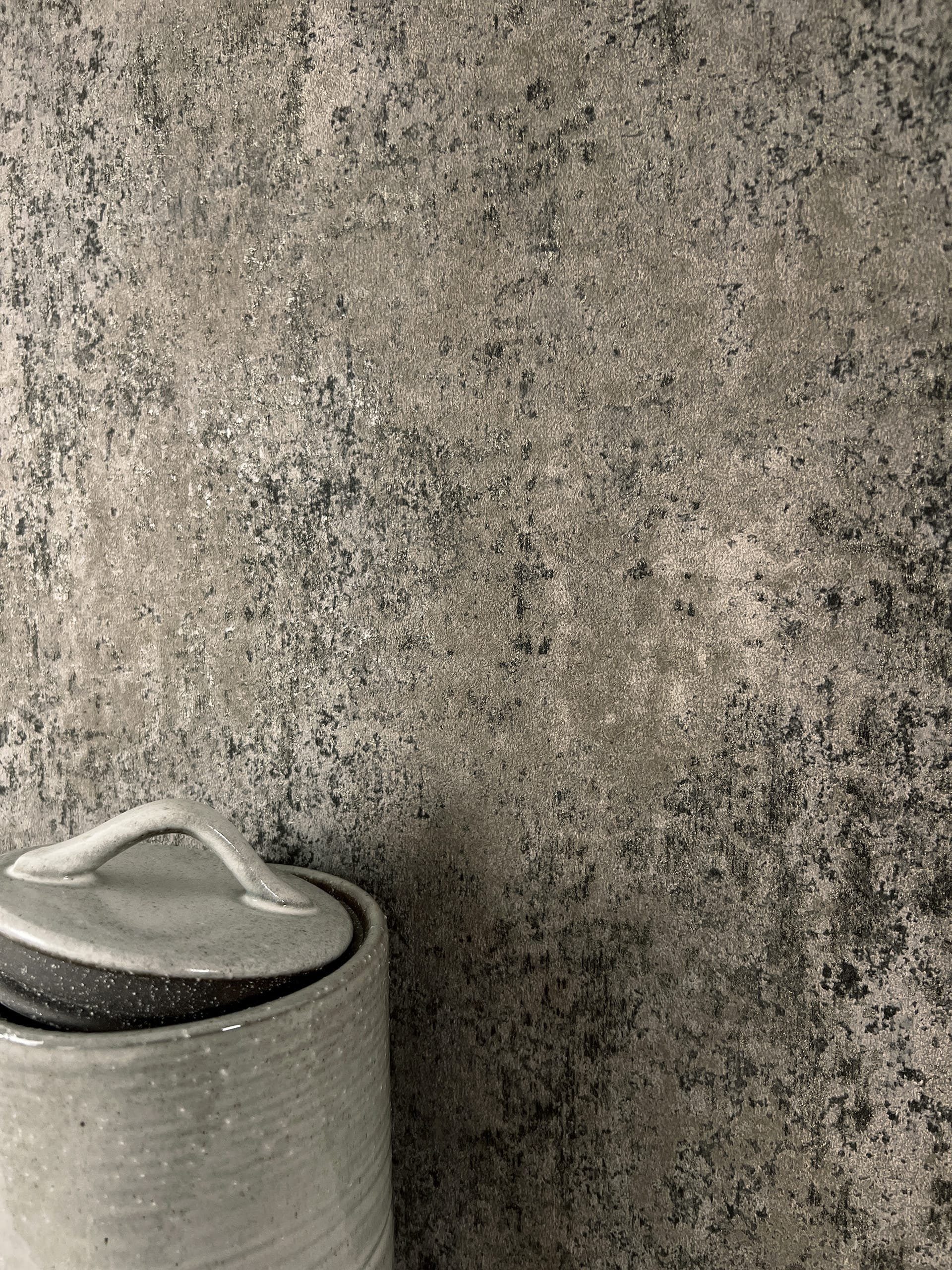 Newroom Vliestapete Milas Dark Grey Tapete Betonoptik Beton,Zement,Putz-Optik, Braun Tapete Modern Beton – Betonoptik Betonwand Dunkelgrau Metallic Industrial Bauhaus Zement Putz-Optik für Schlafzimmer Wohnzimmer Küche, Betonwand