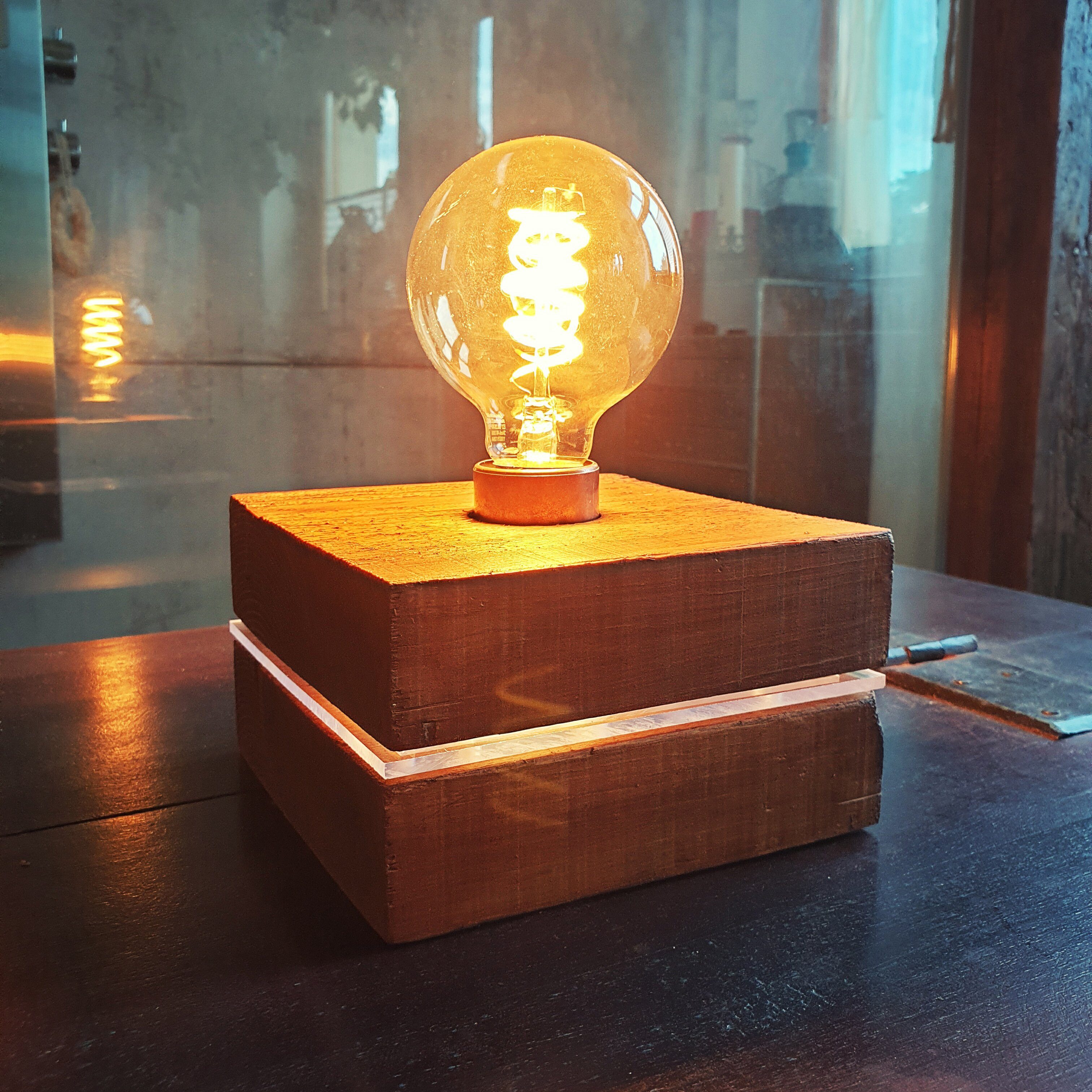 Lightfever Nachttischlampe Duggy, LED wechselbar, Warmweiß, Tischlampe aus  rustikalem Altholz und Glas