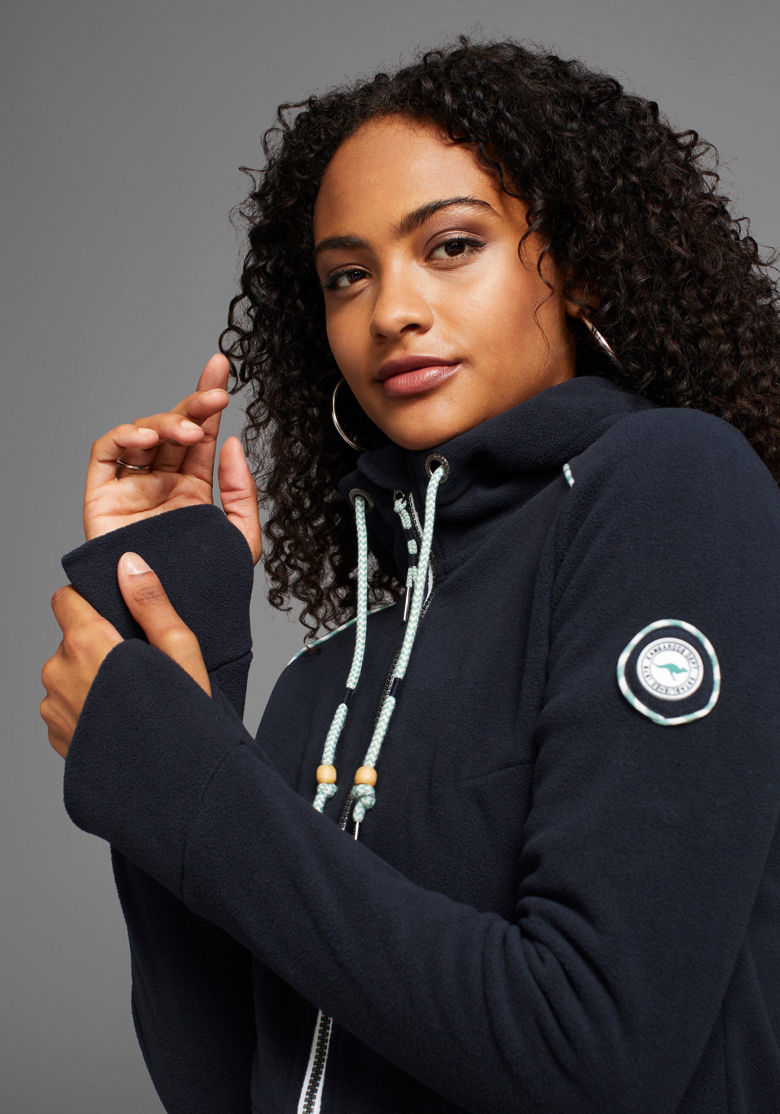 KangaROOS Fleecejacke figurbetonte Passform, mit Kapuze und Kordelzug, Übergangsjacke