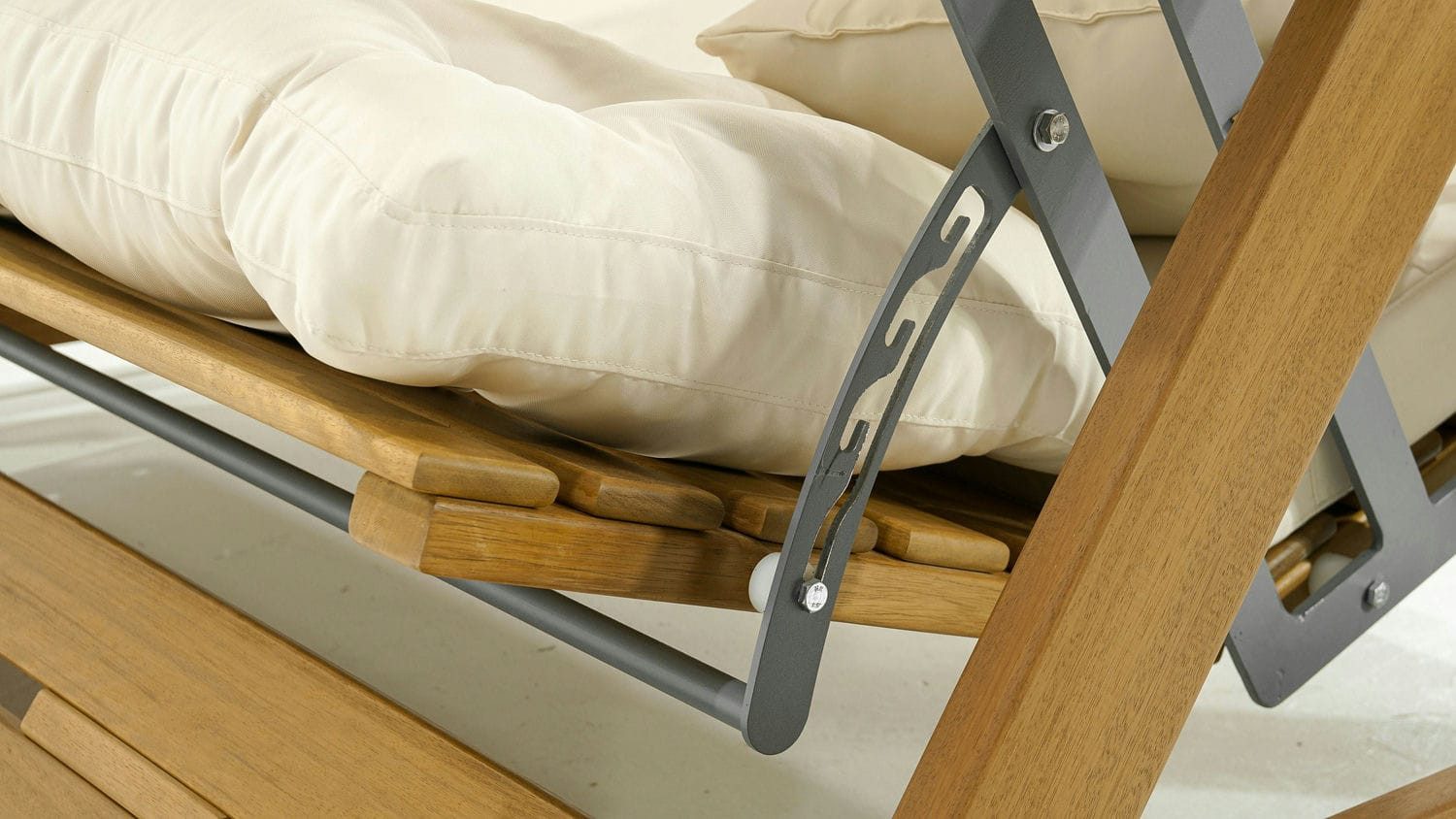 JVmoebel Hollywoodschaukel Hellbraune Gartenschaukel Moderne Outdoor-Schaukel Exklusive Holz, Made in Europa