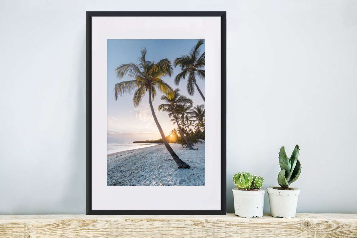 - Kunstdruck, Sonnenuntergang - Rahmen, MuchoWow mit Schwarzem Bilderrahmen Palme, Poster Gerahmtes (1 Poster, Strand St),