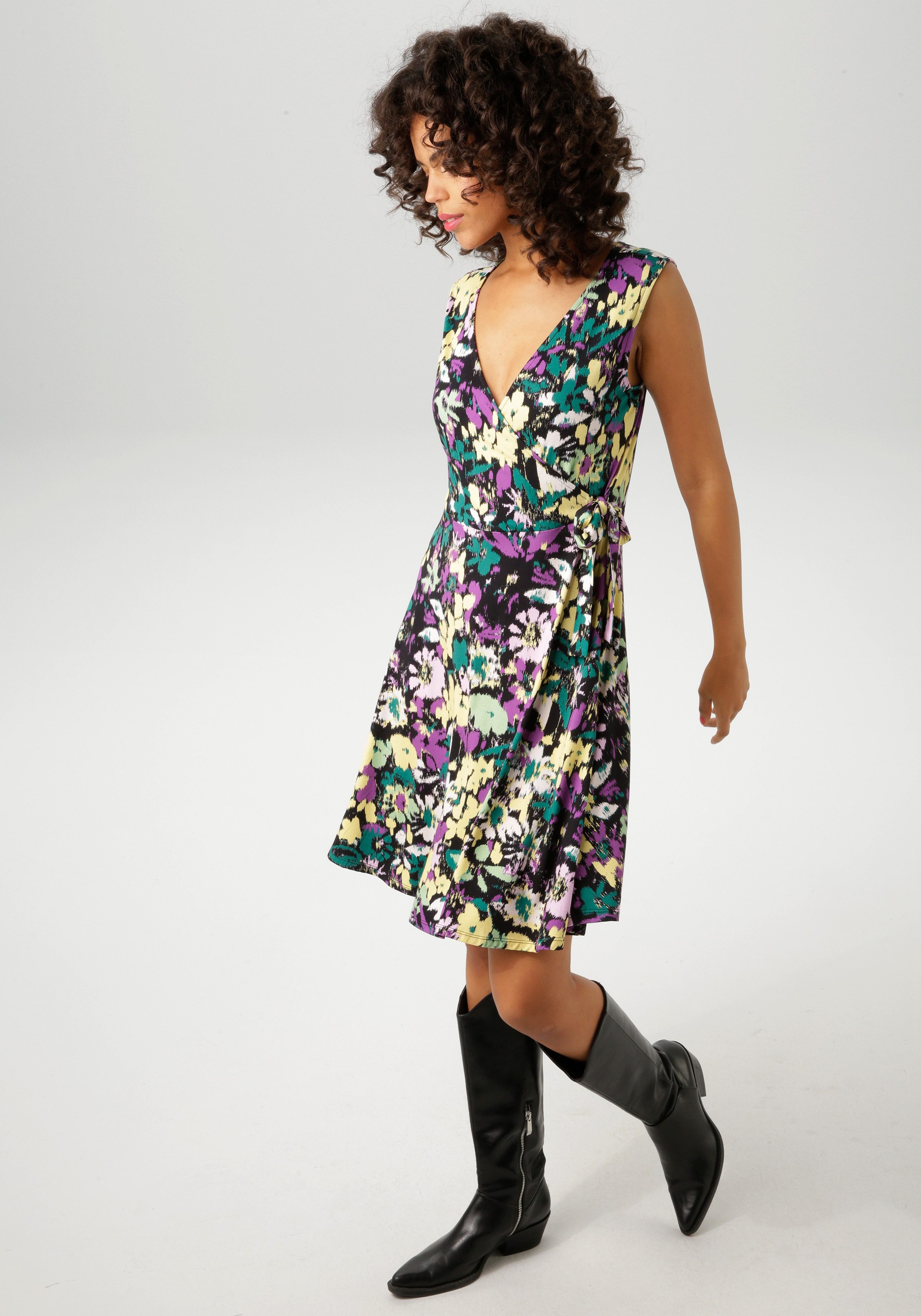 Aniston CASUAL Sommerkleid mit malerischem Blumendruck günstig online kaufen