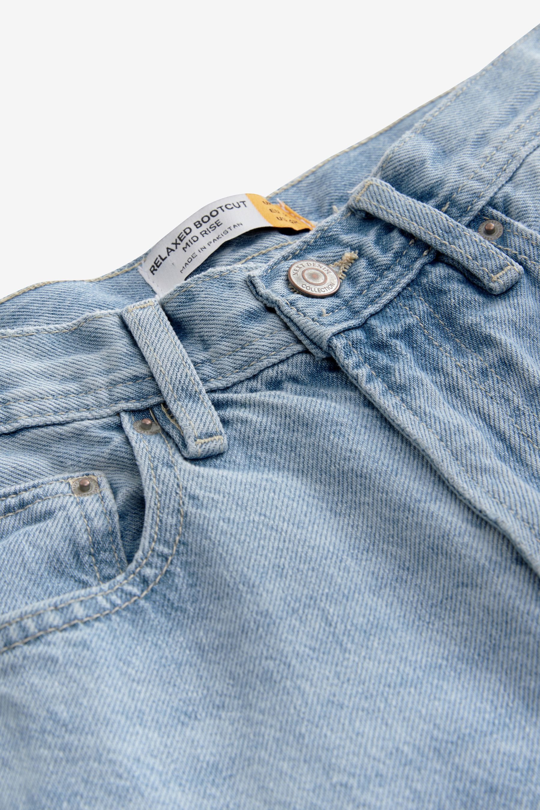 Next Bootcut-Jeans Jeans 100 % Baumwolle im Boot Cut – Kurzgröße (1-tlg)