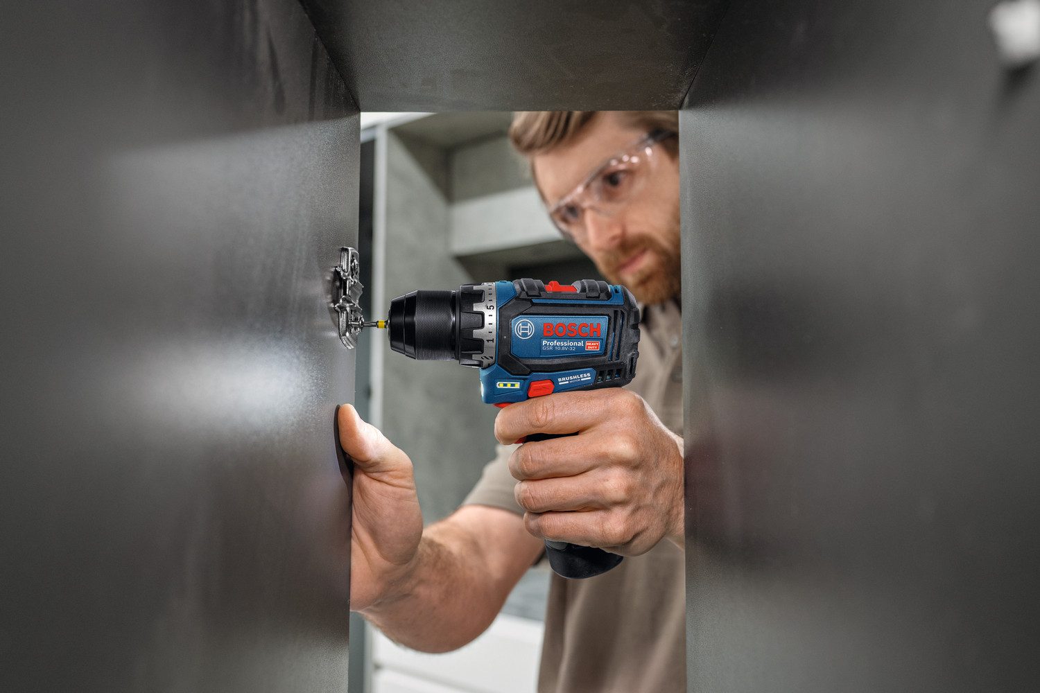 Bosch Professional Akku-Bohrschrauber GSR 12V-32, (Set), inkl. 2 Akkus, Ladegerät, 40-tlg. Zubehörset und L-BOXX