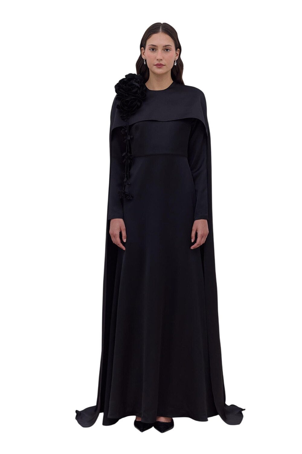 MANUKA Abendkleid SCHWARZES ABENDKLEID MIT CAPE UND BLUMENVERZIERUNGEN.