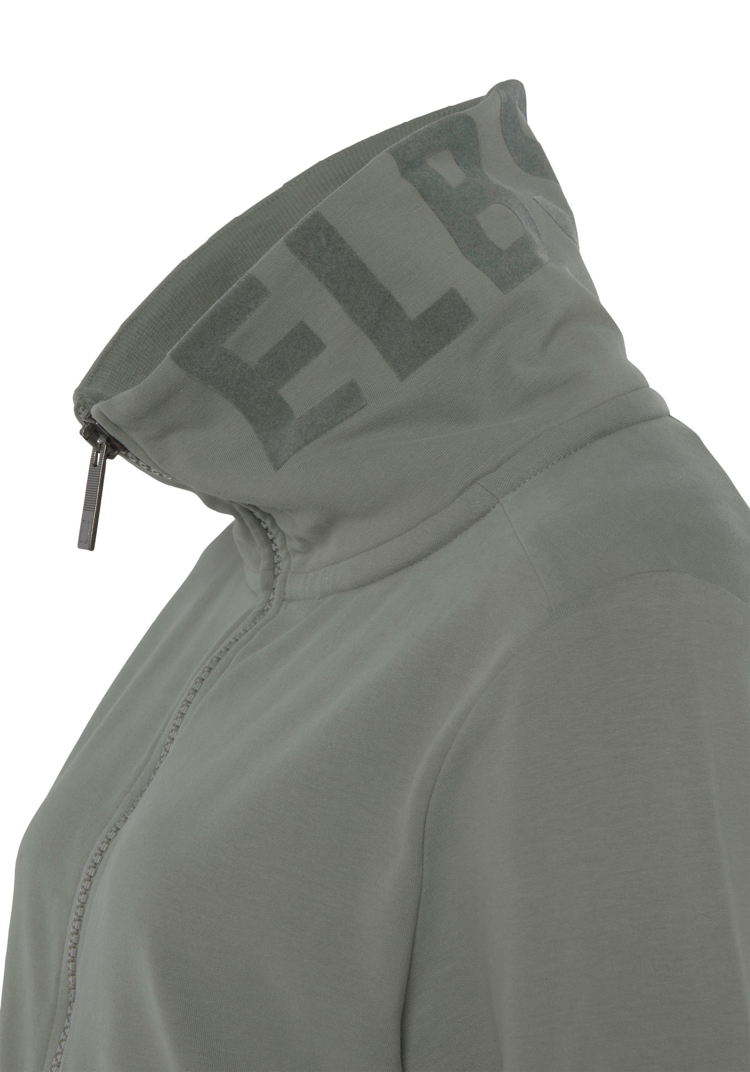 Elbsand Sweatjacke Alvis mit Logodruck am Kragen, bequeme Freizeitjacke mit Stehkragen – Bild 5 von 5