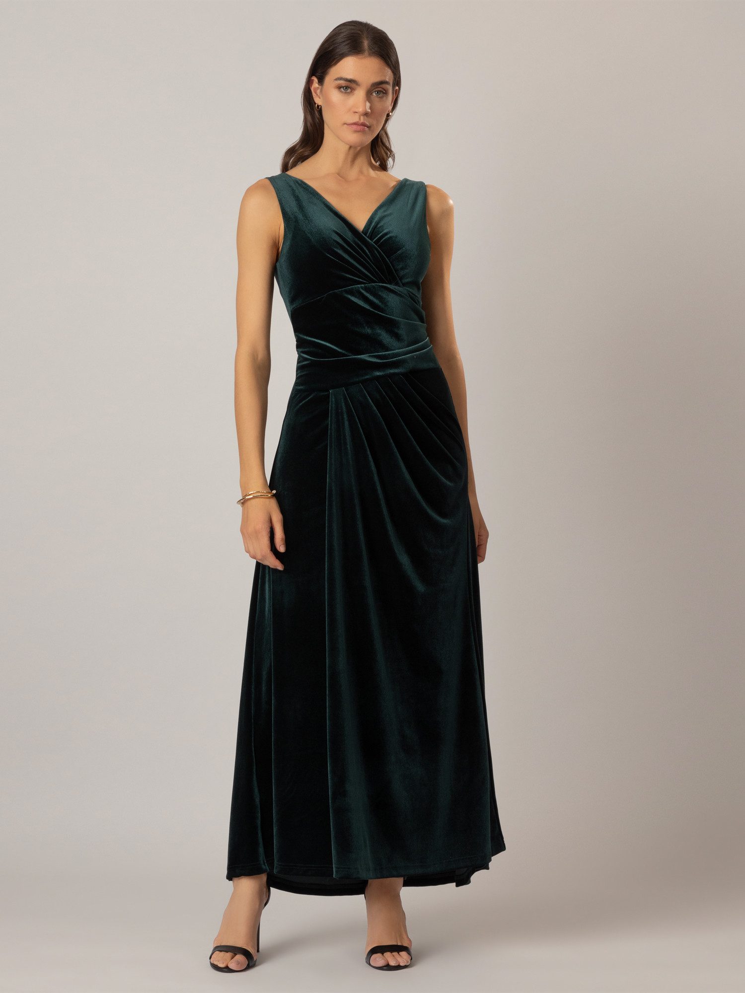 Apart Abendkleid aufwendig gearbeitet mit drappierten Einsätzen