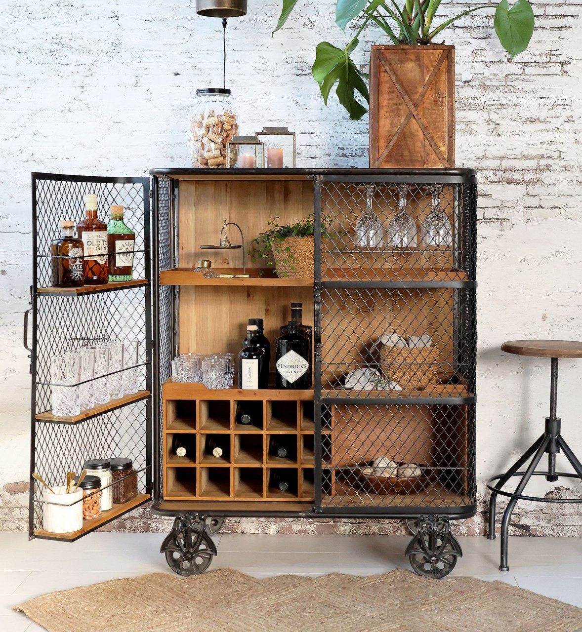 Chic Antique Barschrank Vintage Hausbar Barwagen Barschrank Barclay Industrial auf Rädern