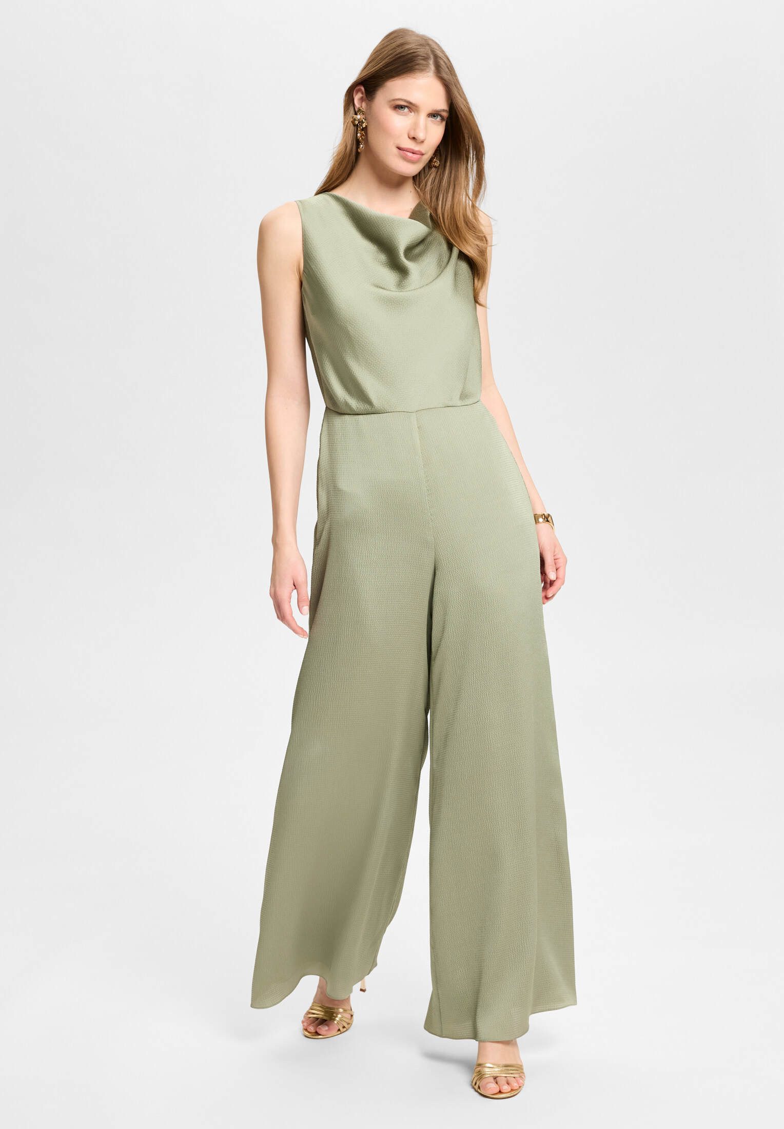 Jumpsuit - Jumpsuit aus Satin mit Wasserfallausschnitt